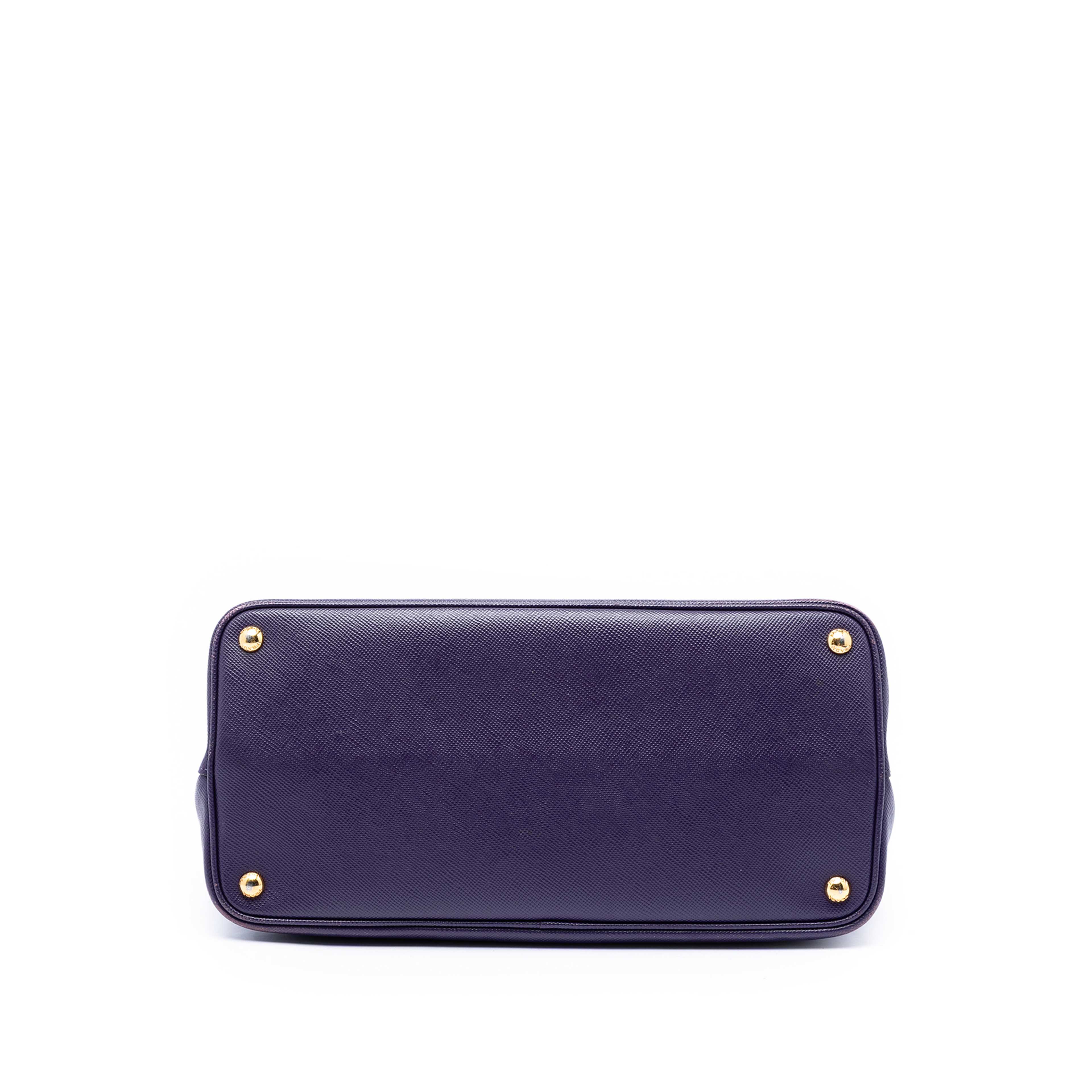Prada Medium Saffiano Cuir Double Satchel, från Luxclusif, i färgen violet. Klicka för att öppna bilden i stort format