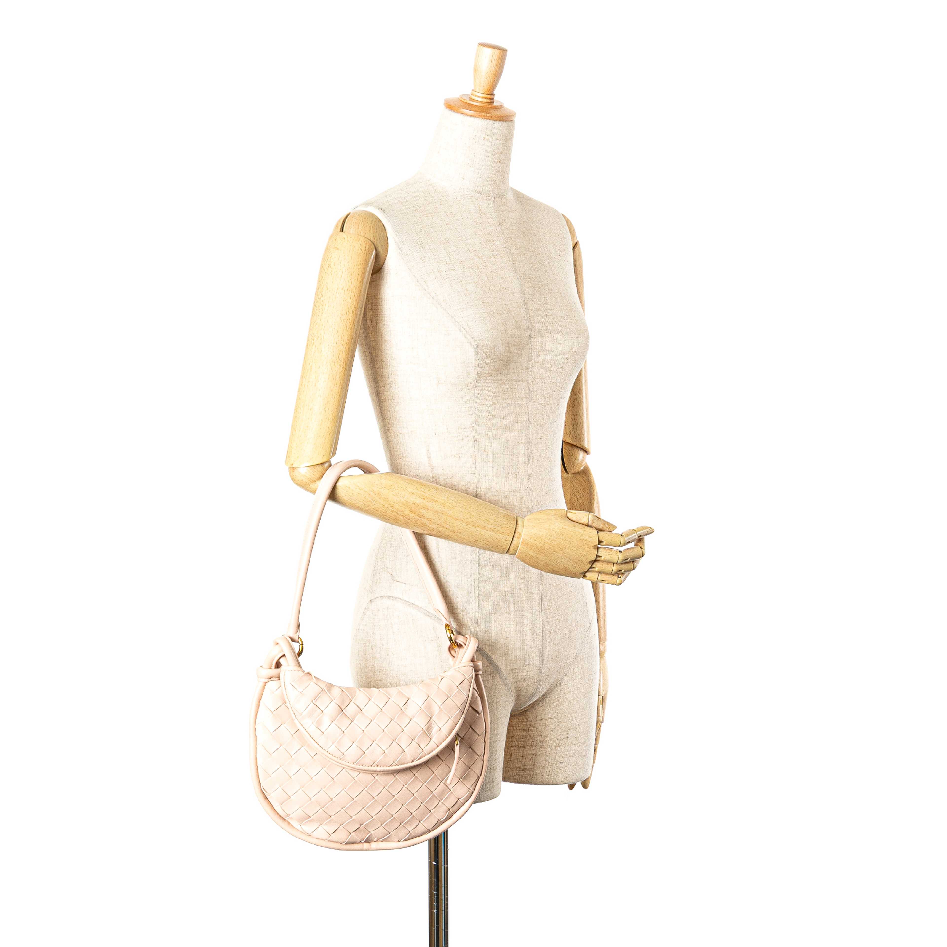 Bottega Veneta Small Nappa Intrecciato Gemelli Hobo, från Luxclusif, i färgen rosa. Klicka för att öppna bilden i stort format