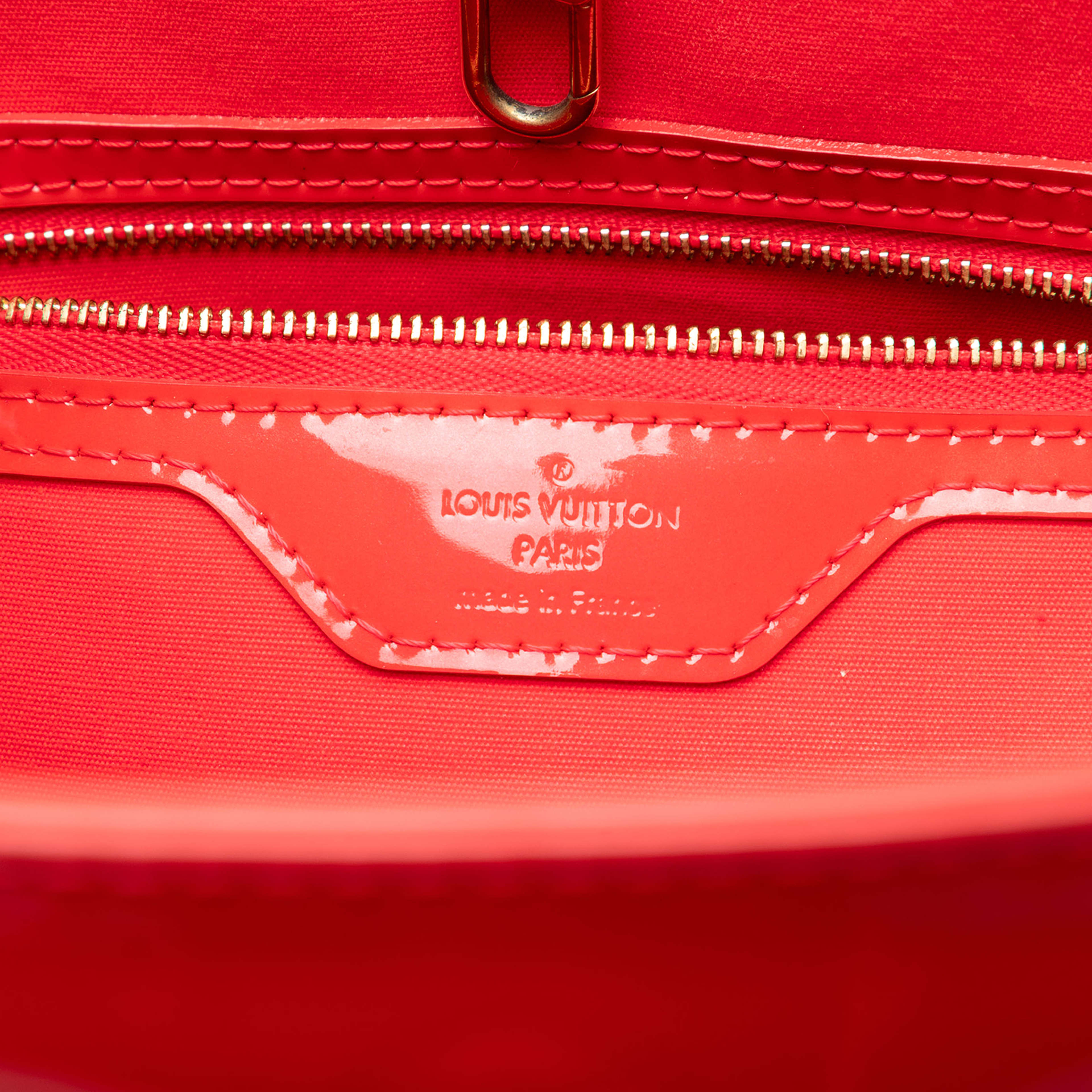 Louis Vuitton Monogram Vernis Avalon Gm, från Luxclusif, i färgen red. Klicka för att öppna bilden i stort format
