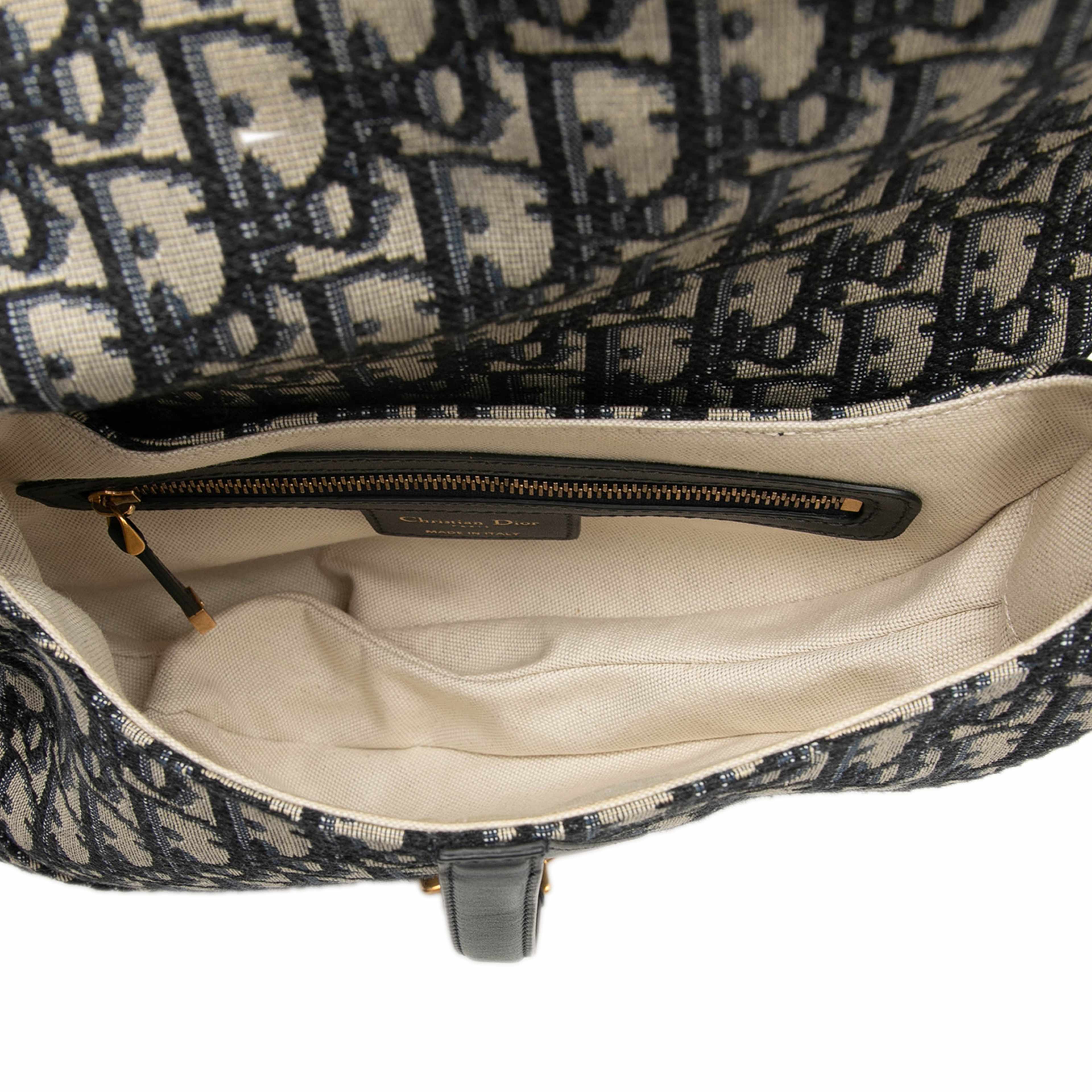 Dior Oblique Canvas Saddle Bag, från Luxclusif, i färgen blå. Klicka för att öppna bilden i stort format