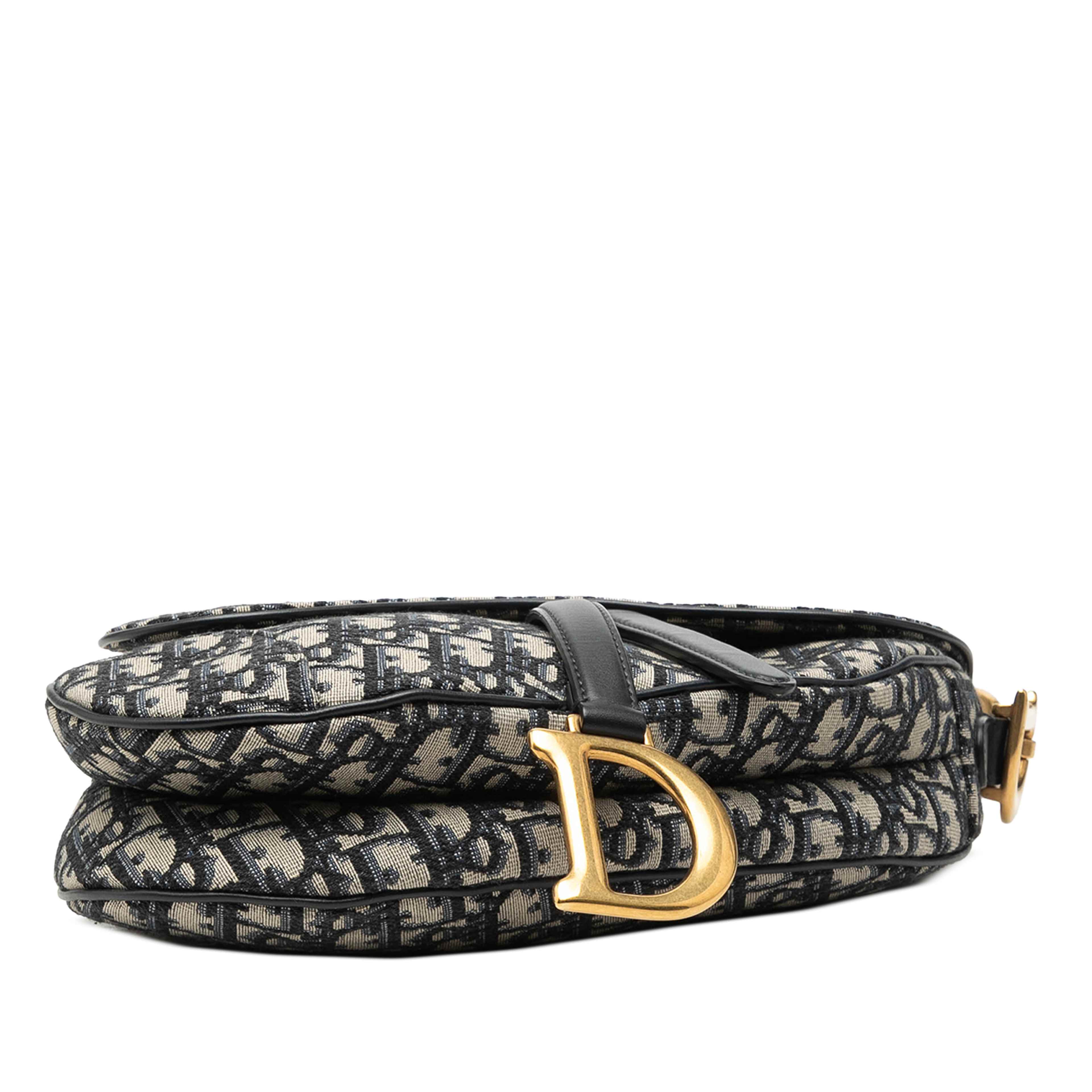 Dior Oblique Canvas Saddle Bag, från Luxclusif, i färgen blå. Klicka för att öppna bilden i stort format