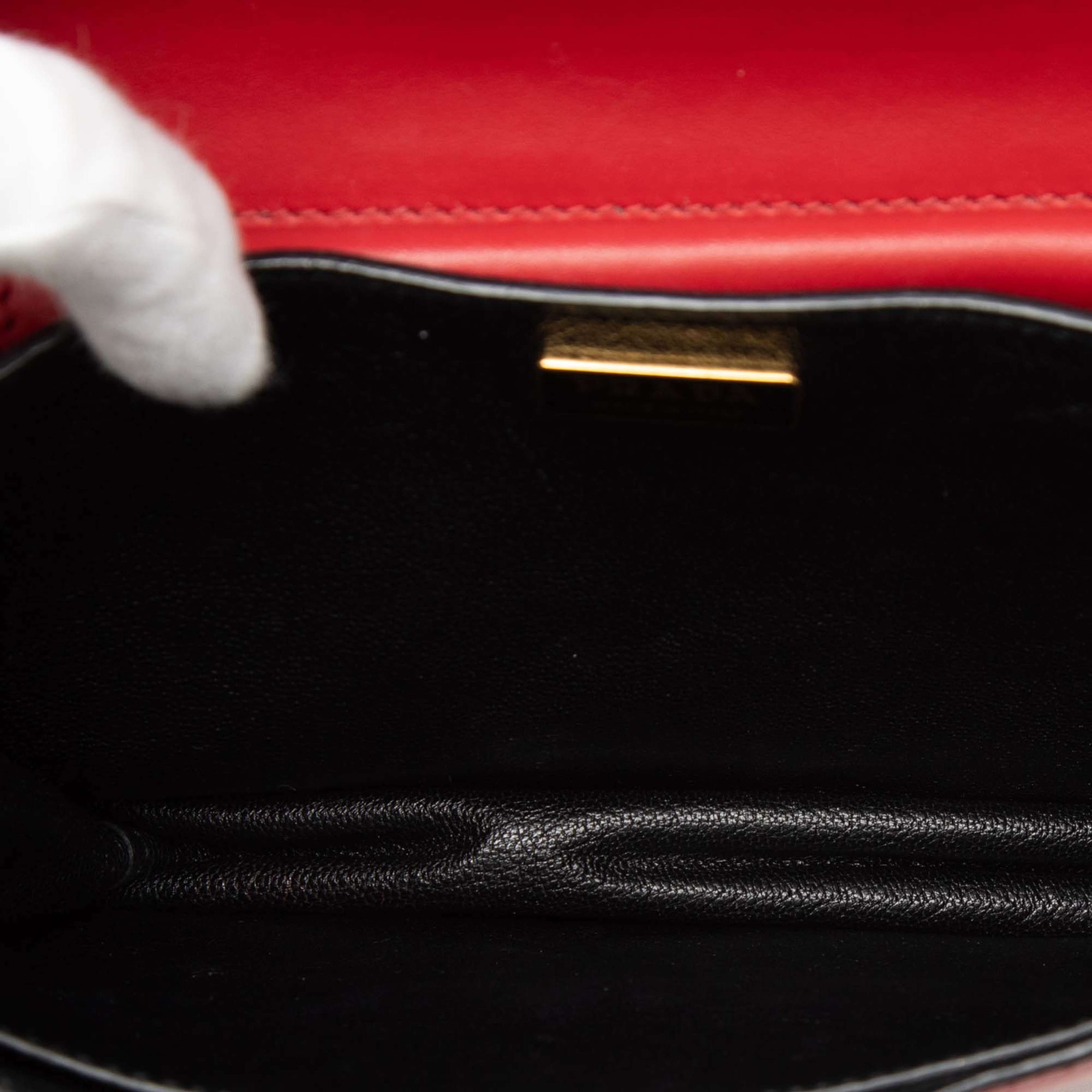 Prada Saffiano Trimmed City Calf Cahier Crossbody, från Luxclusif, i färgen red. Klicka för att öppna bilden i stort format