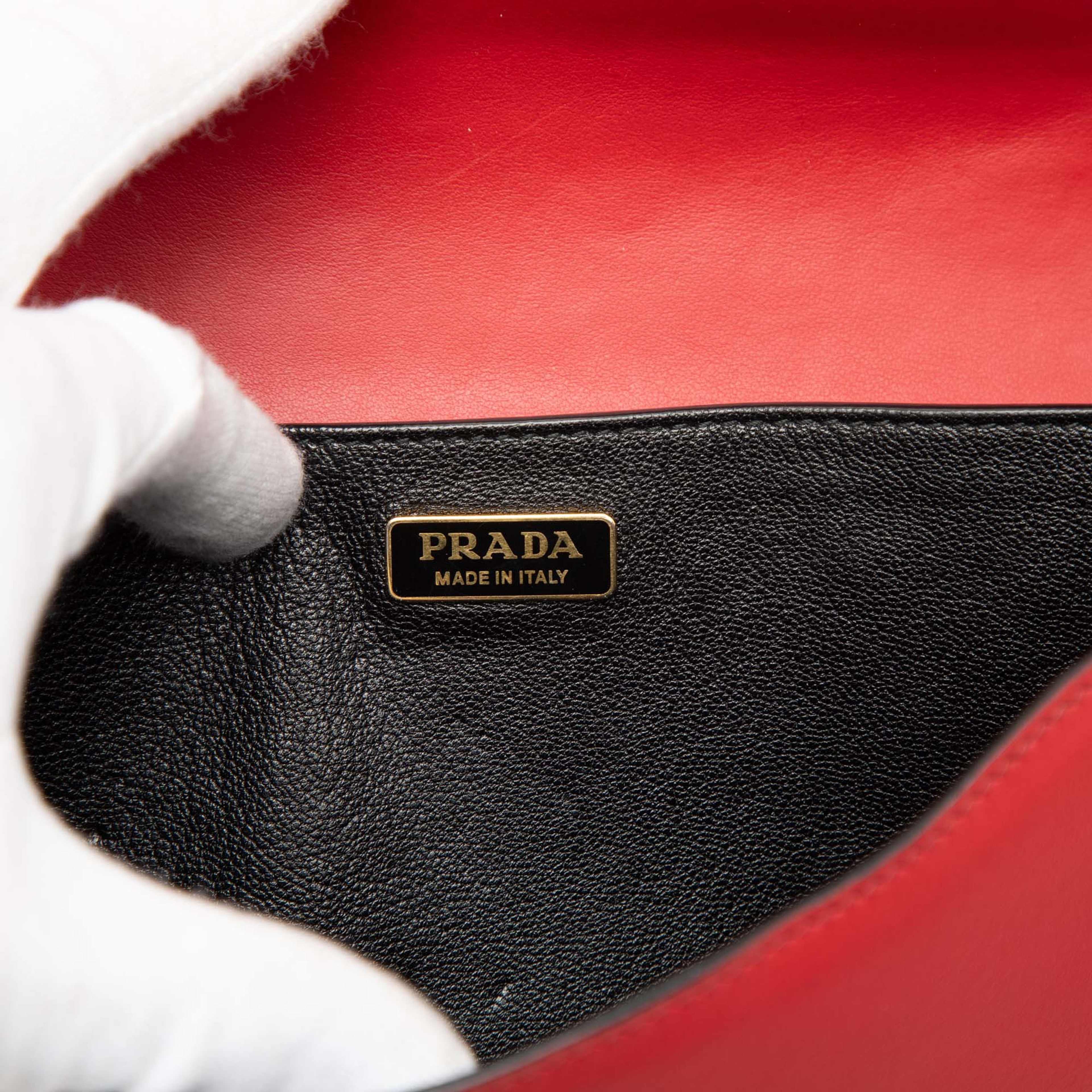 Prada Saffiano Trimmed City Calf Cahier Crossbody, från Luxclusif, i färgen red. Klicka för att öppna bilden i stort format