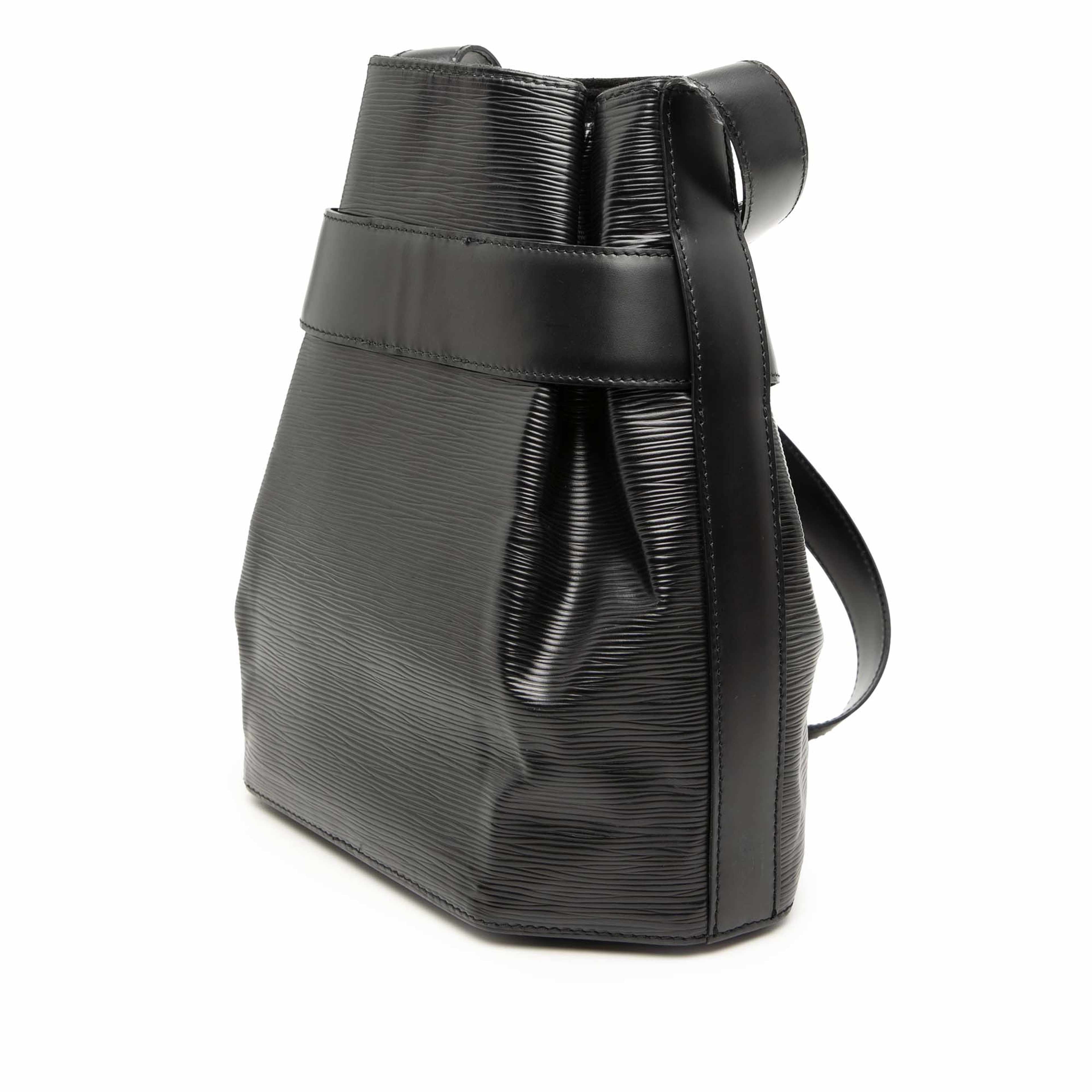 Louis Vuitton Epi Sac D Epaule Pm, från Luxclusif, i färgen svart. Klicka för att öppna bilden i stort format