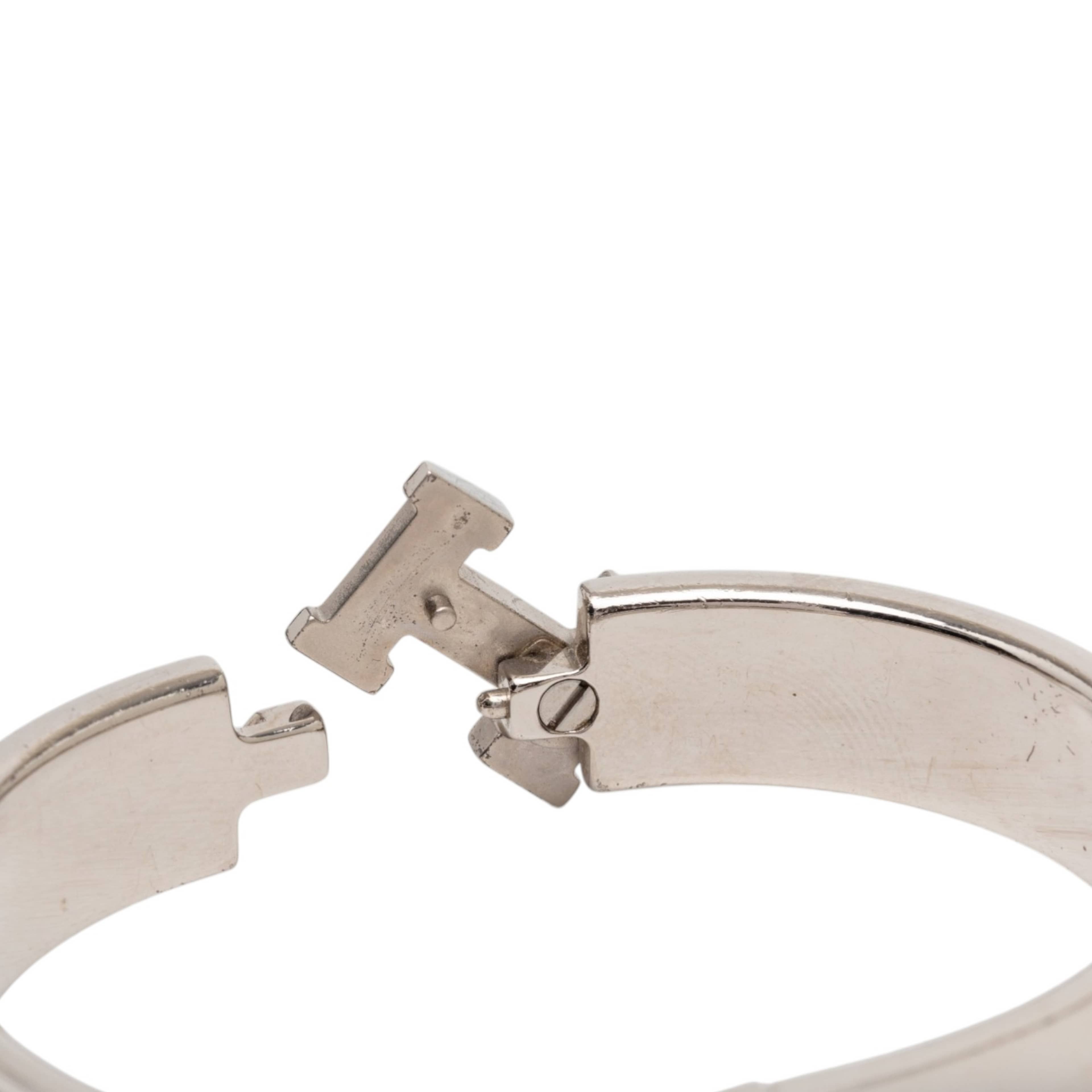 Hermès Narrow Enamel Clic H Bracelet Pm, från Luxclusif, i färgen lilac. Klicka för att öppna bilden i stort format