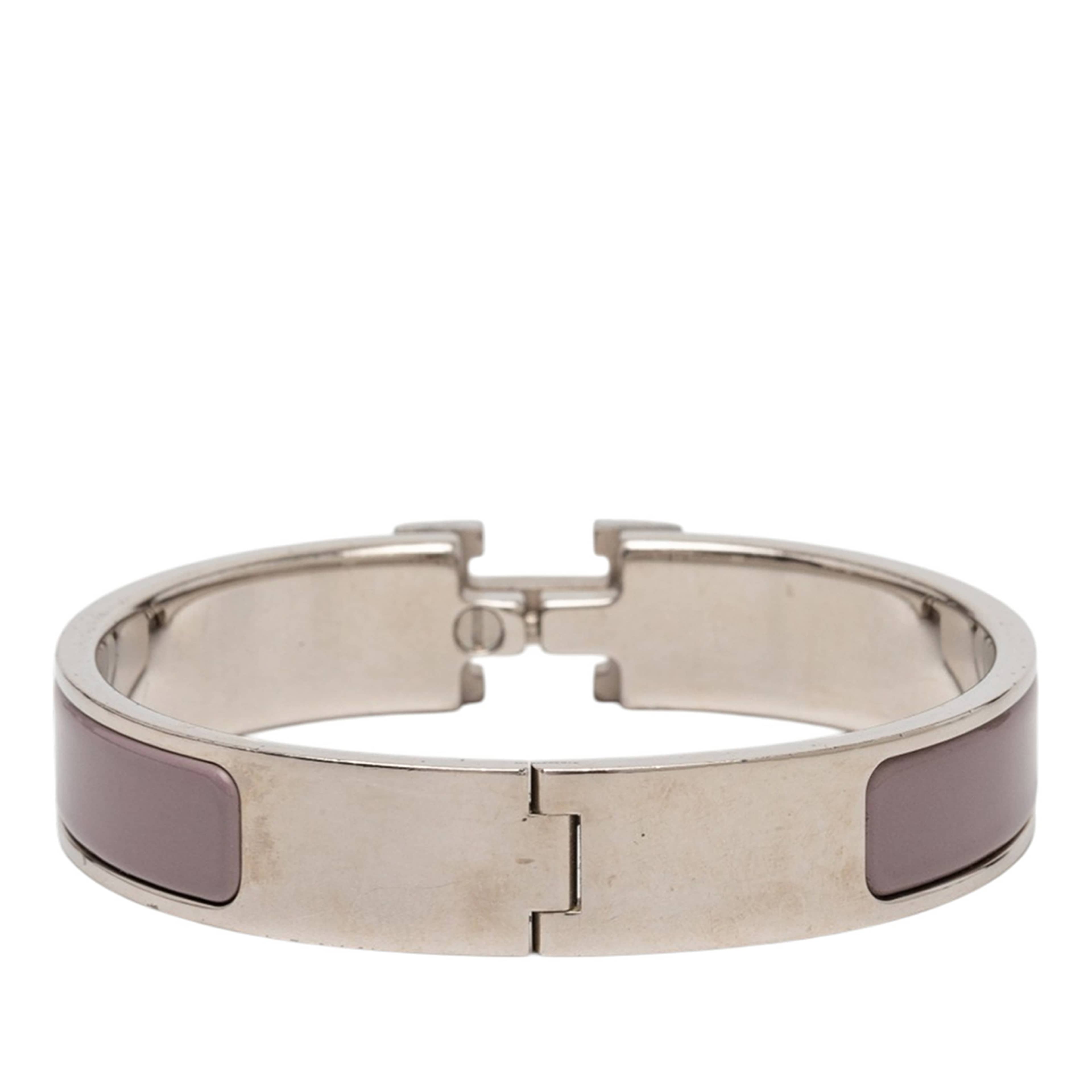 Hermès Narrow Enamel Clic H Bracelet Pm, från Luxclusif, i färgen lilac. Klicka för att öppna bilden i stort format