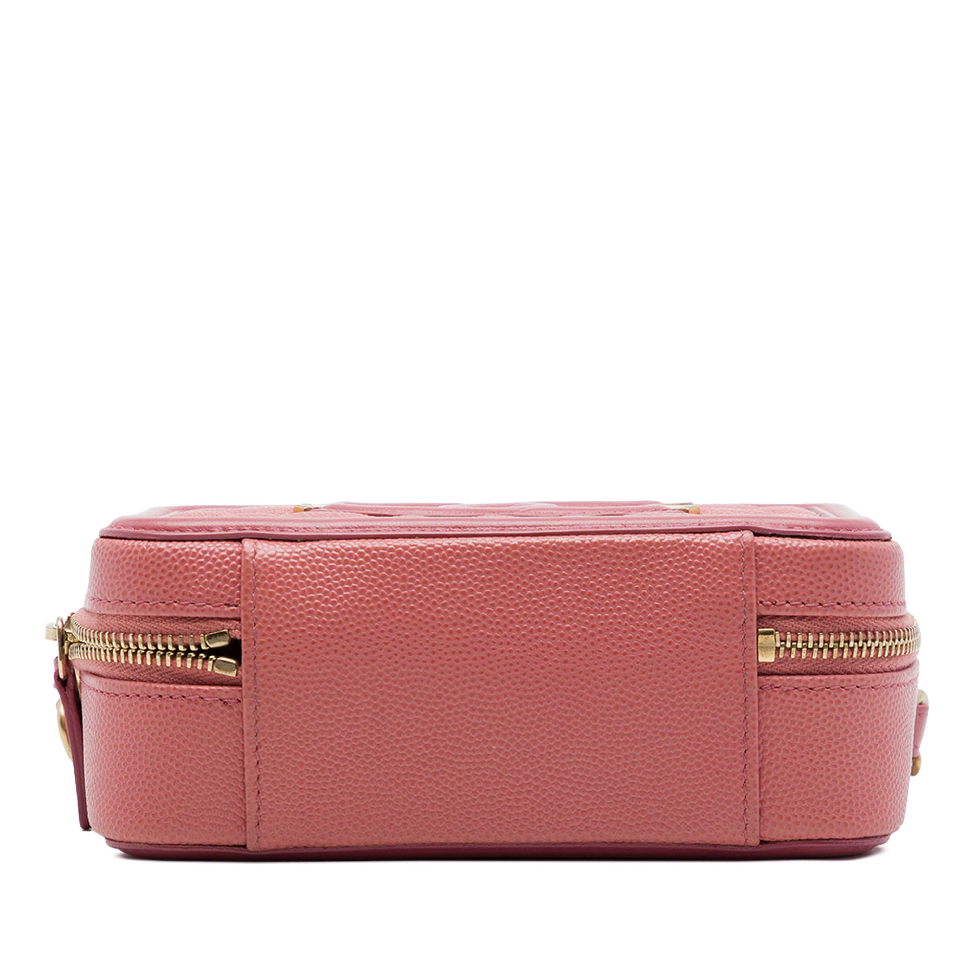 Chanel Caviar Cc Filigree Vanity Clutch With Chain, från Luxclusif, i färgen rosa. Klicka för att öppna bilden i stort format