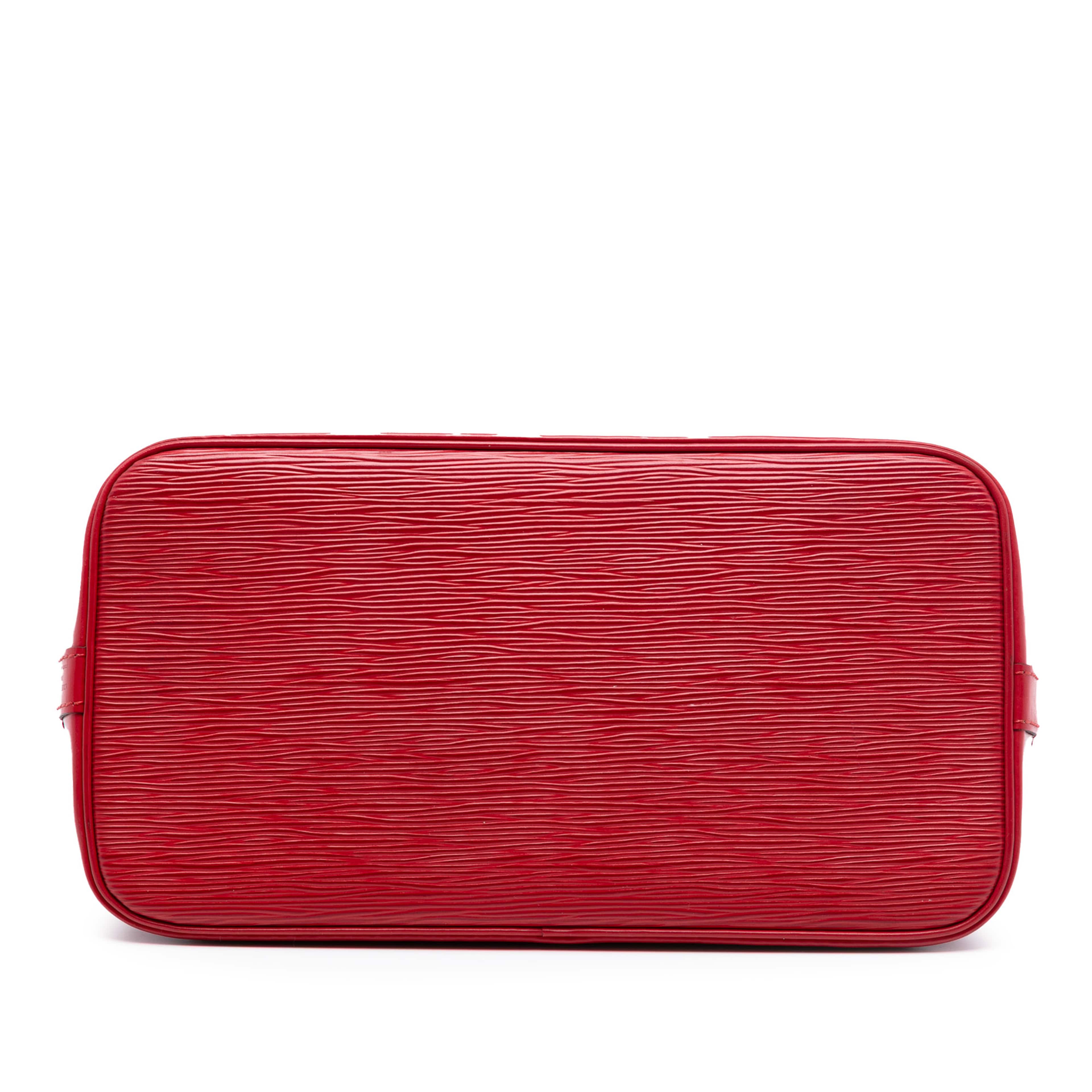 Louis Vuitton Epi Alma Pm, från Luxclusif, i färgen red. Klicka för att öppna bilden i stort format