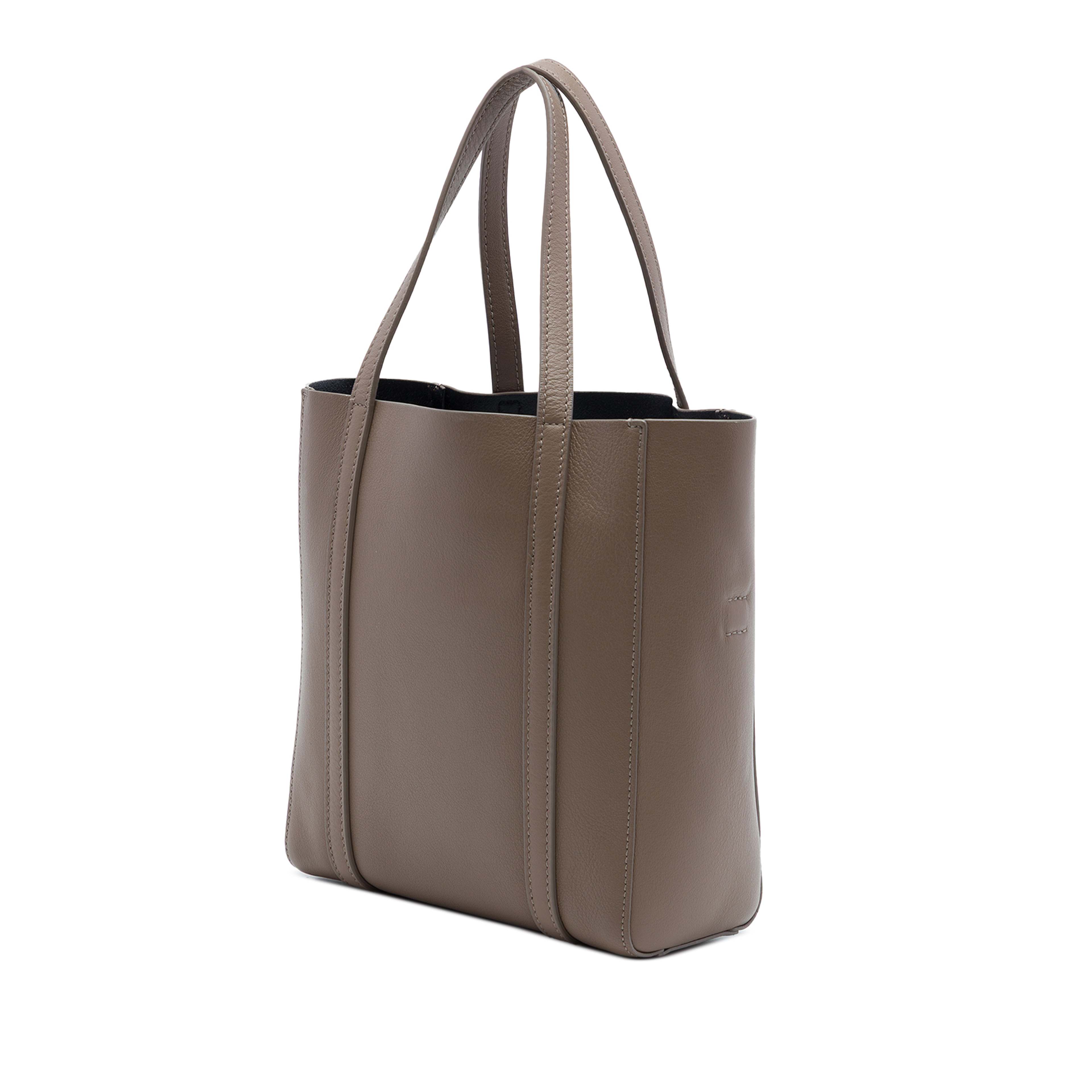 Balenciaga Calfskin Everyday Tote Xxs, från Luxclusif, i färgen brun. Klicka för att öppna bilden i stort format
