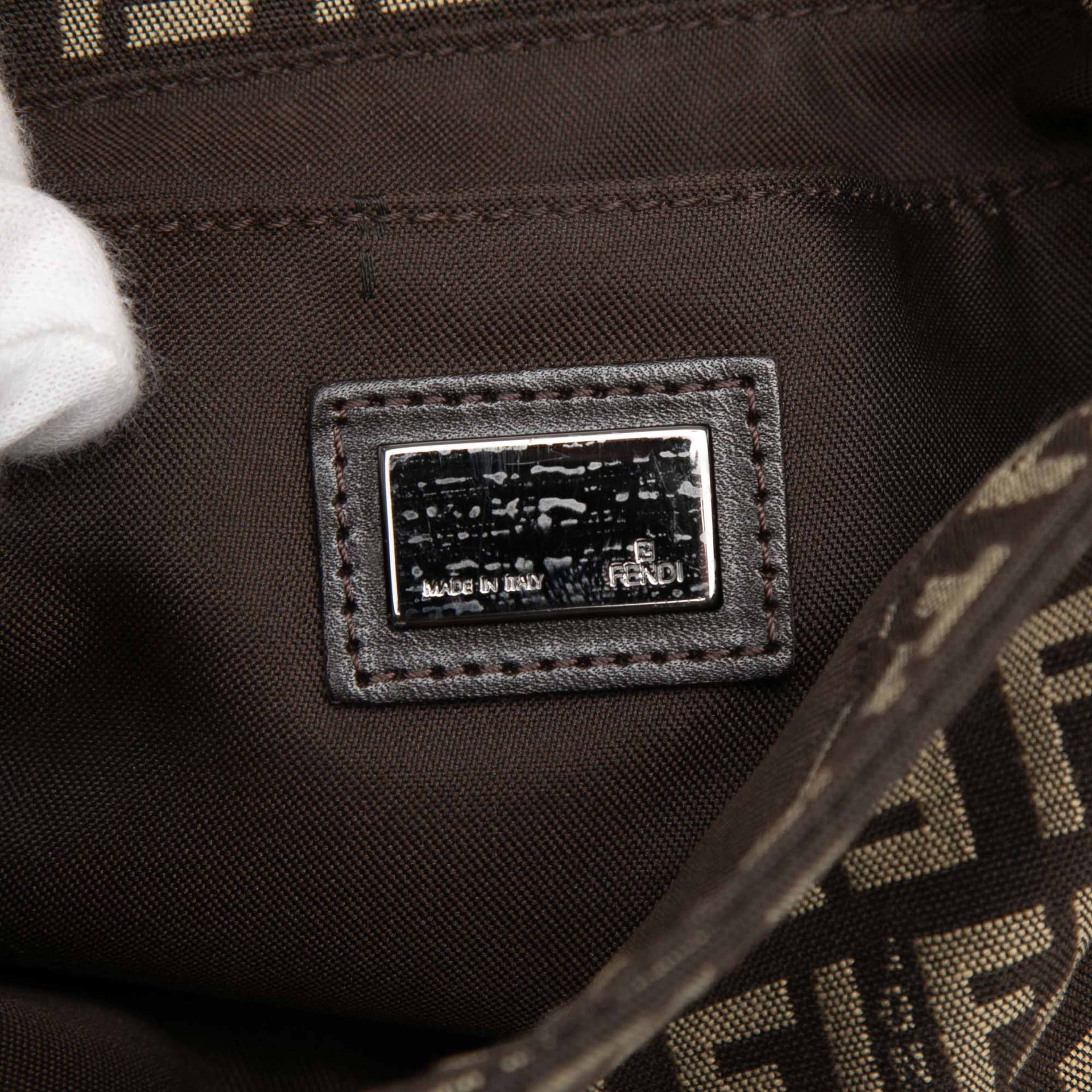 Fendi Zucchino Canvas Crossbody, från Luxclusif, i färgen dark brown. Klicka för att öppna bilden i stort format