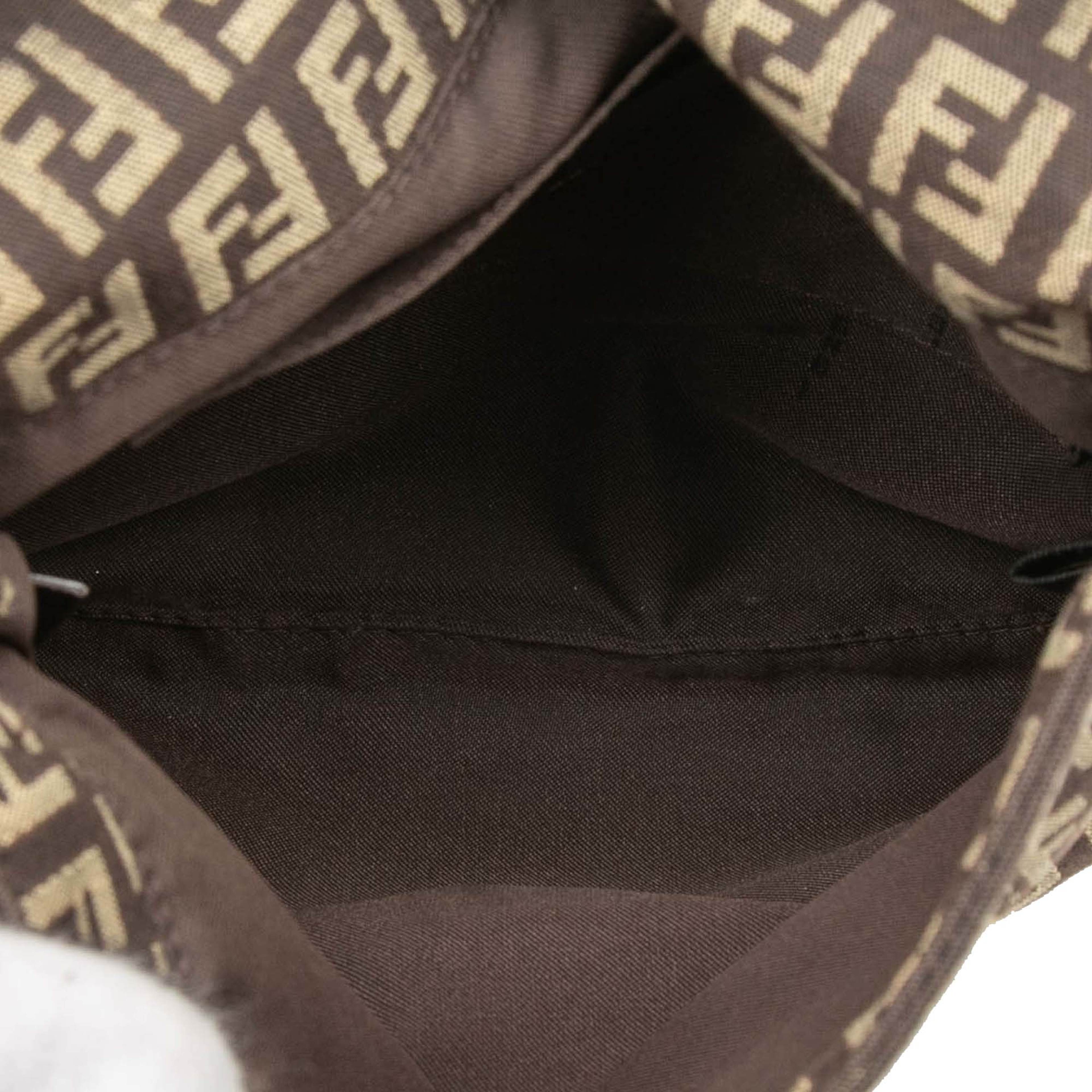 Fendi Zucchino Canvas Crossbody, från Luxclusif, i färgen dark brown. Klicka för att öppna bilden i stort format