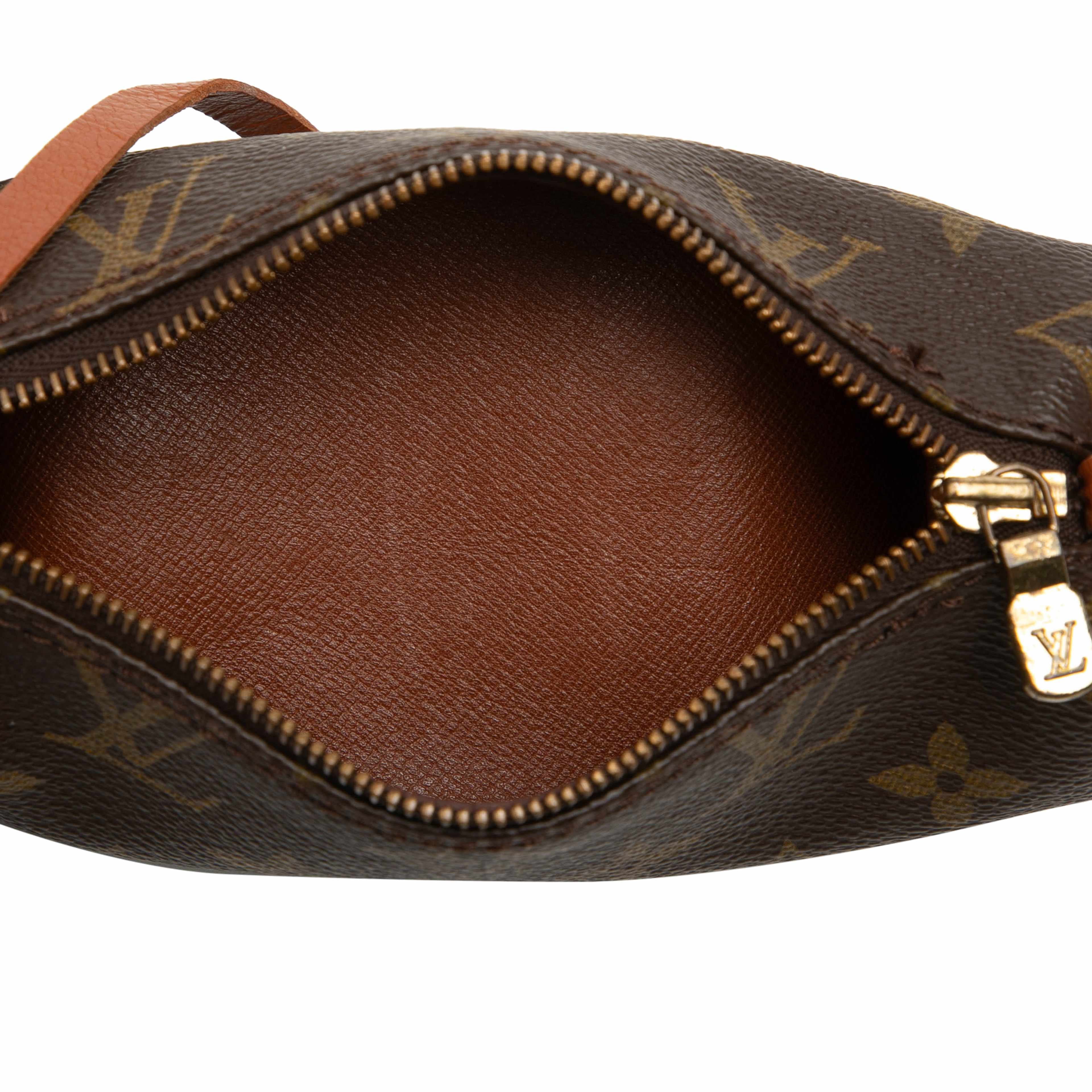 Louis Vuitton Monogram Papillon Pochette, från Luxclusif, i färgen brun. Klicka för att öppna bilden i stort format