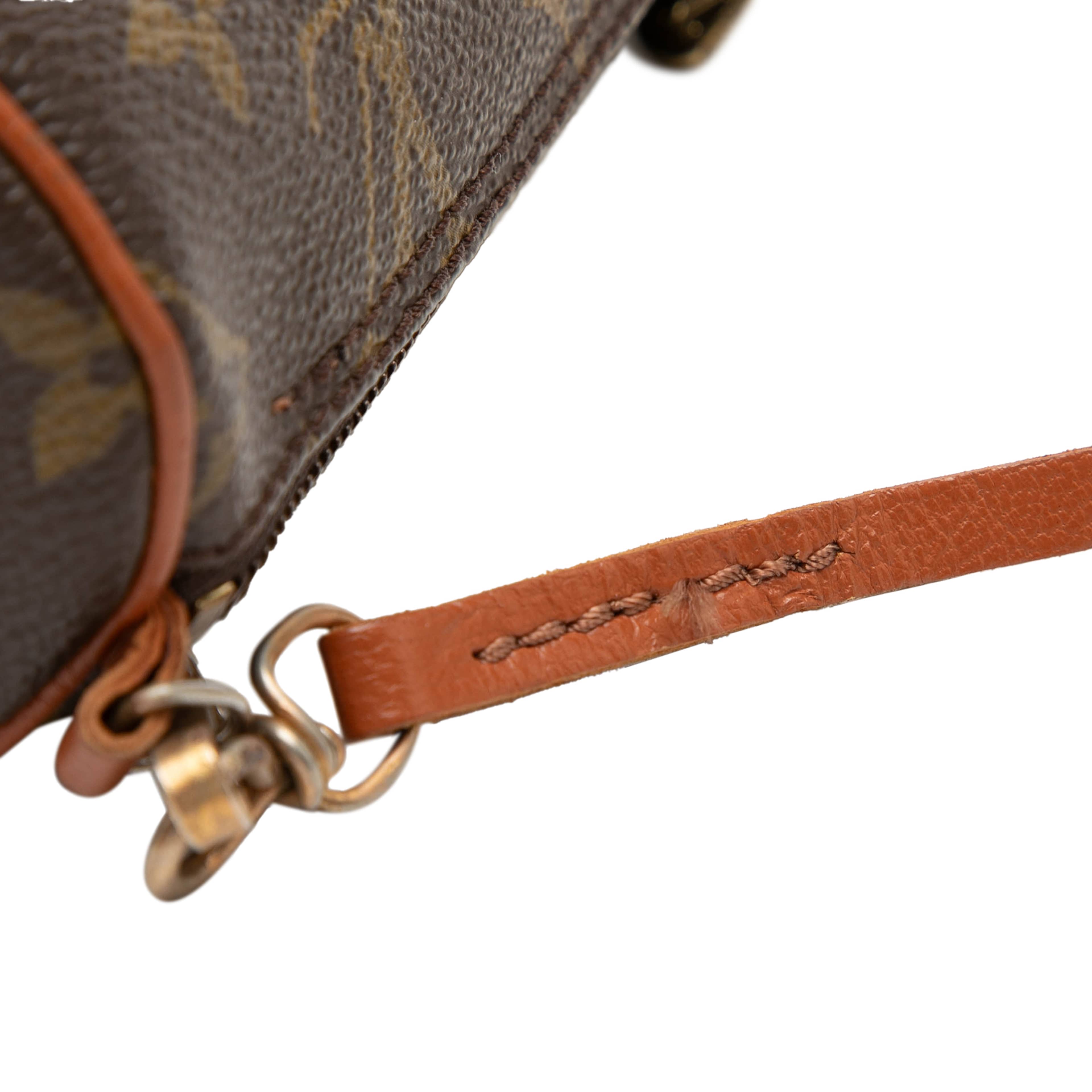 Louis Vuitton Monogram Papillon Pochette, från Luxclusif, i färgen brun. Klicka för att öppna bilden i stort format