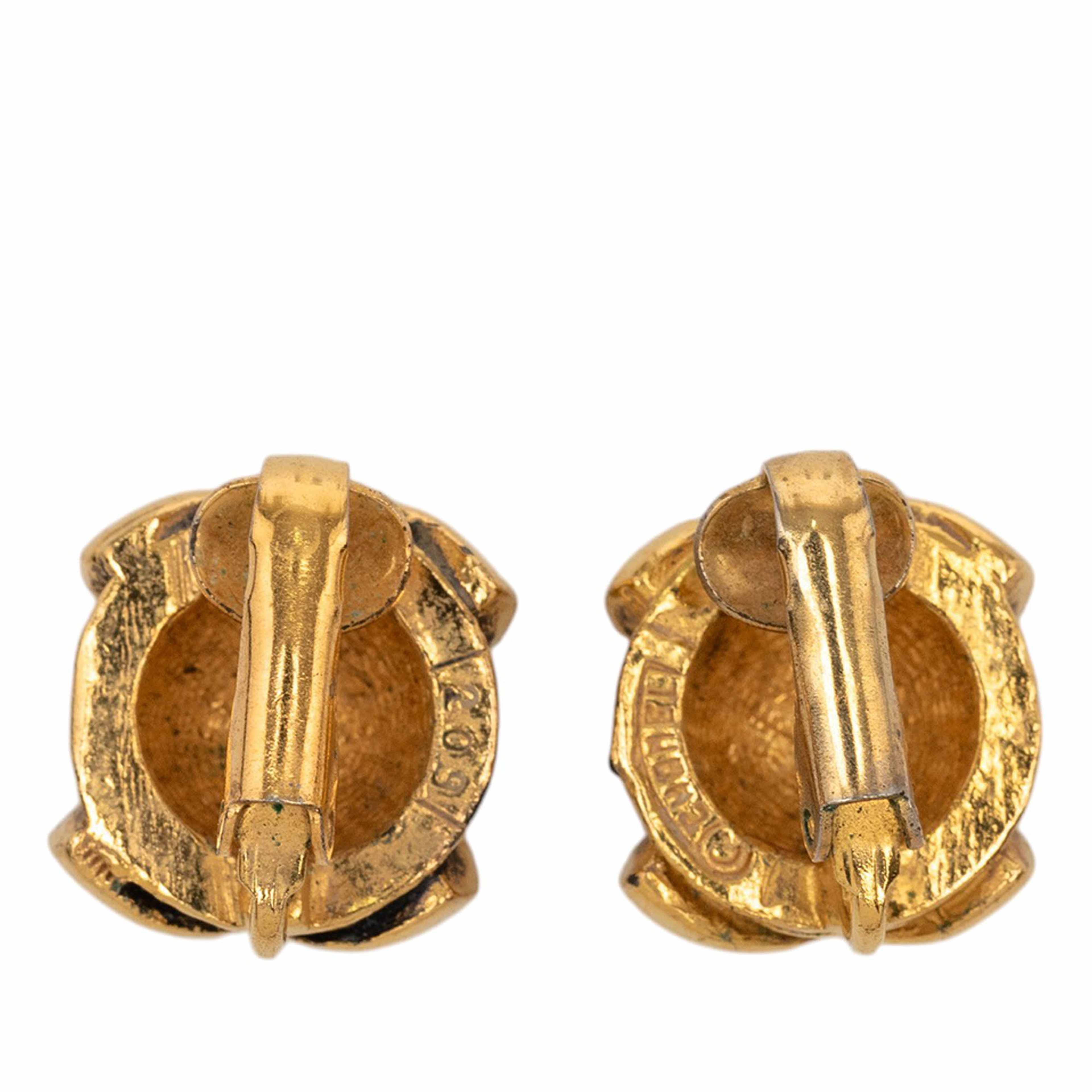 Chanel Cc Gold Plated Round Clip On Earrings, från Luxclusif, i färgen guld. Klicka för att öppna bilden i stort format