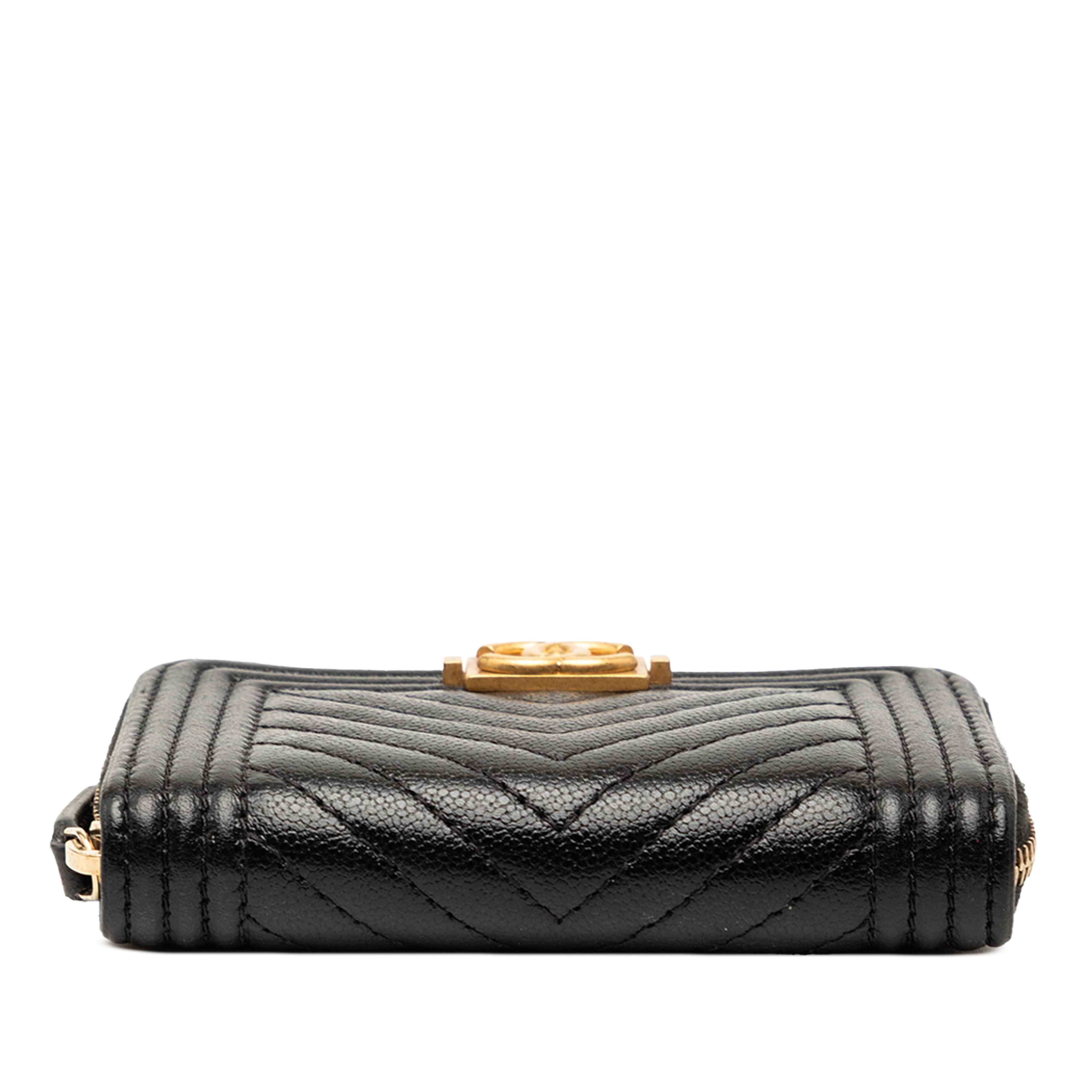Chanel Chevron Caviar Boy Coin Pouch, från Luxclusif, i färgen black. Klicka för att öppna bilden i stort format