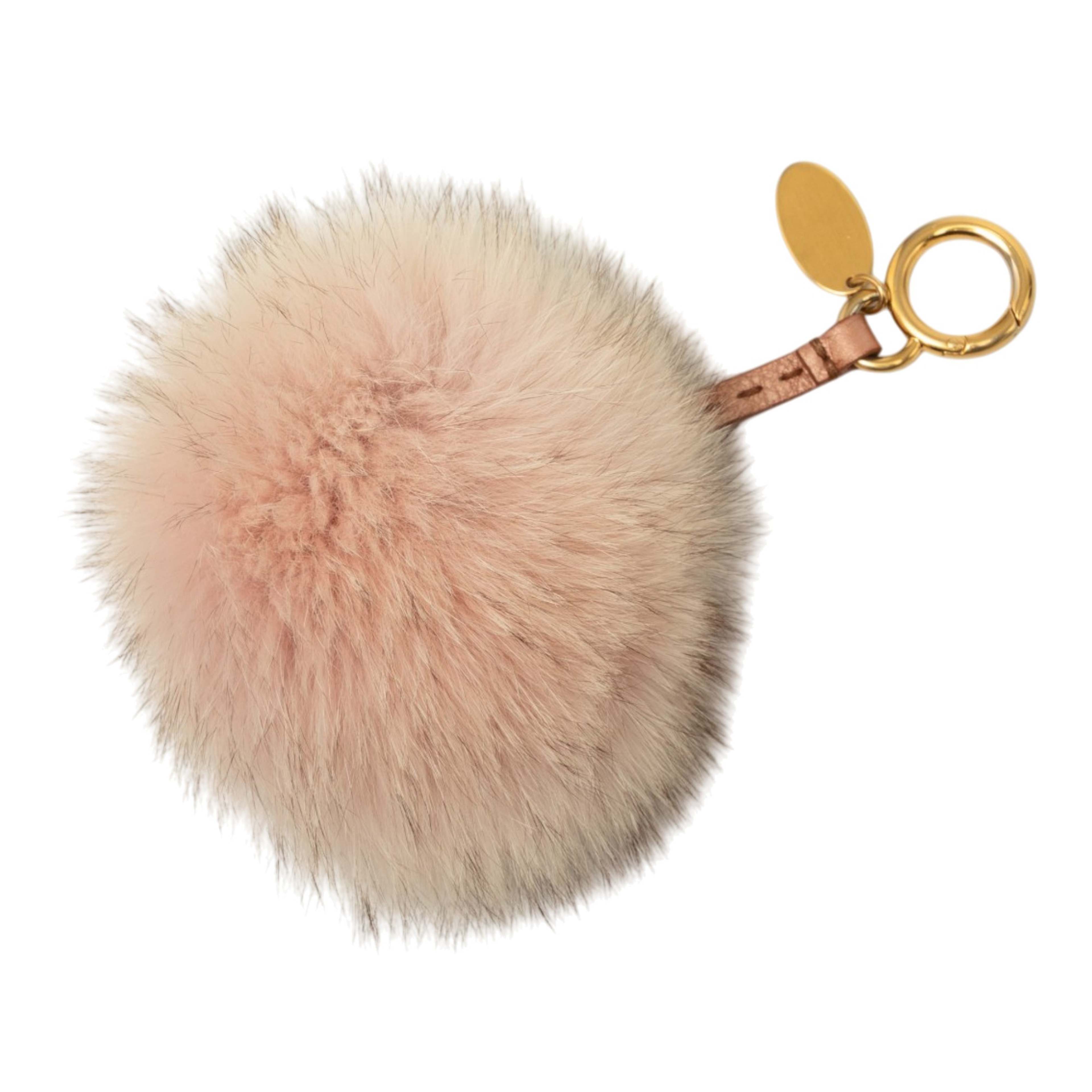 Fendi Fox Fur Pompom Selleria Bag Charm, från Luxclusif, i färgen rosa. Klicka för att öppna bilden i stort format