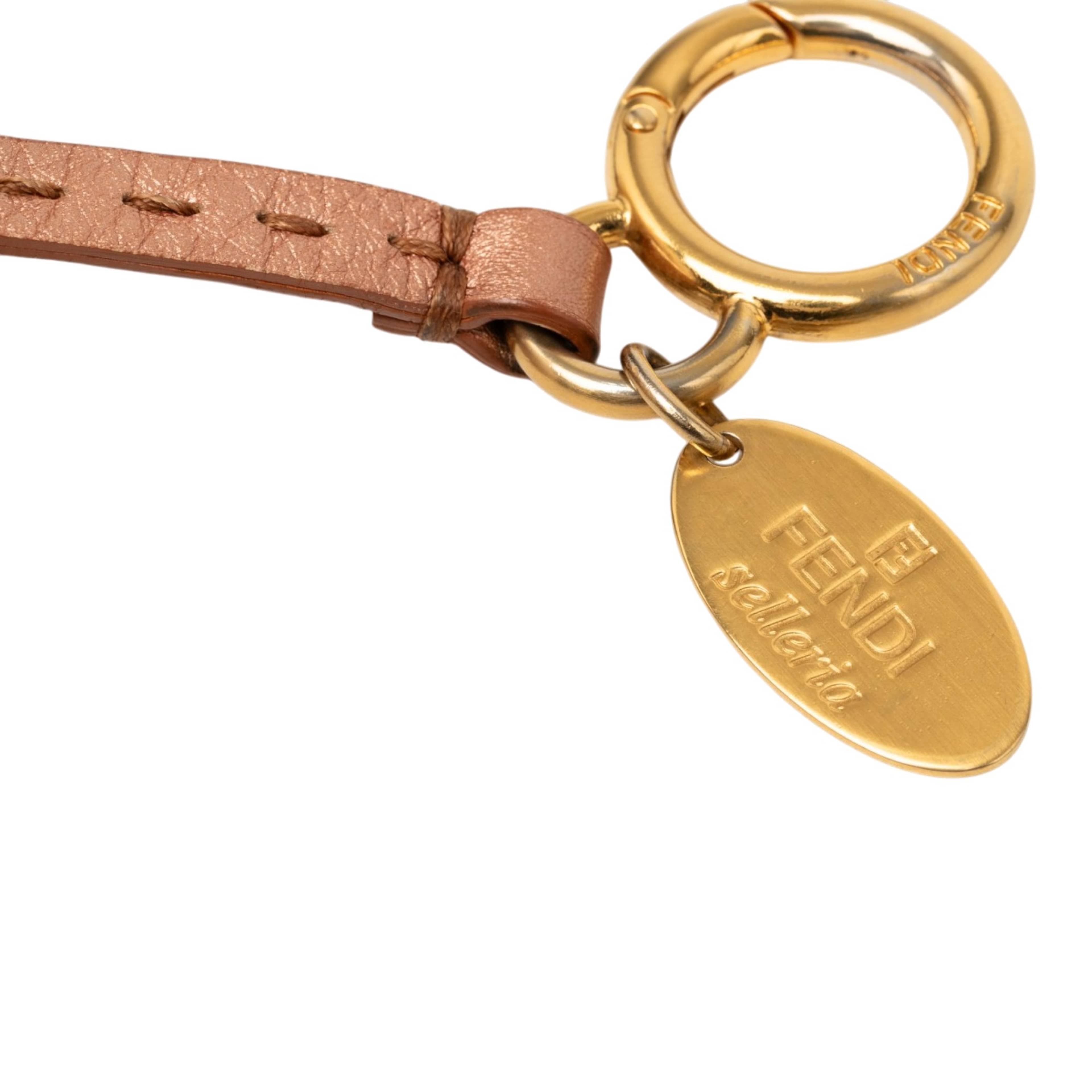 Fendi Fox Fur Pompom Selleria Bag Charm, från Luxclusif, i färgen rosa. Klicka för att öppna bilden i stort format