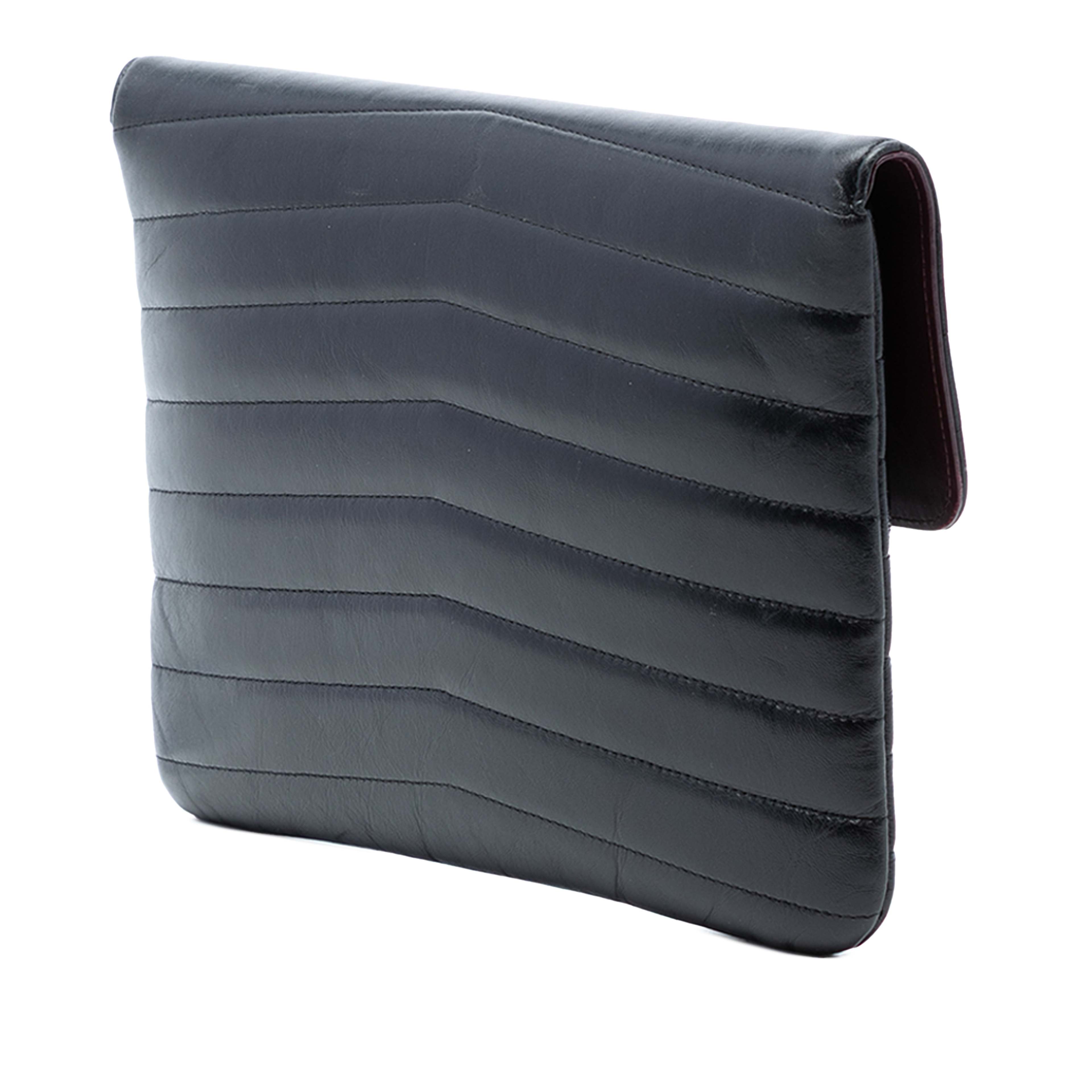 Chanel Chevron Shiny Lambskin Miroir Clutch, från Luxclusif, i färgen black. Klicka för att öppna bilden i stort format
