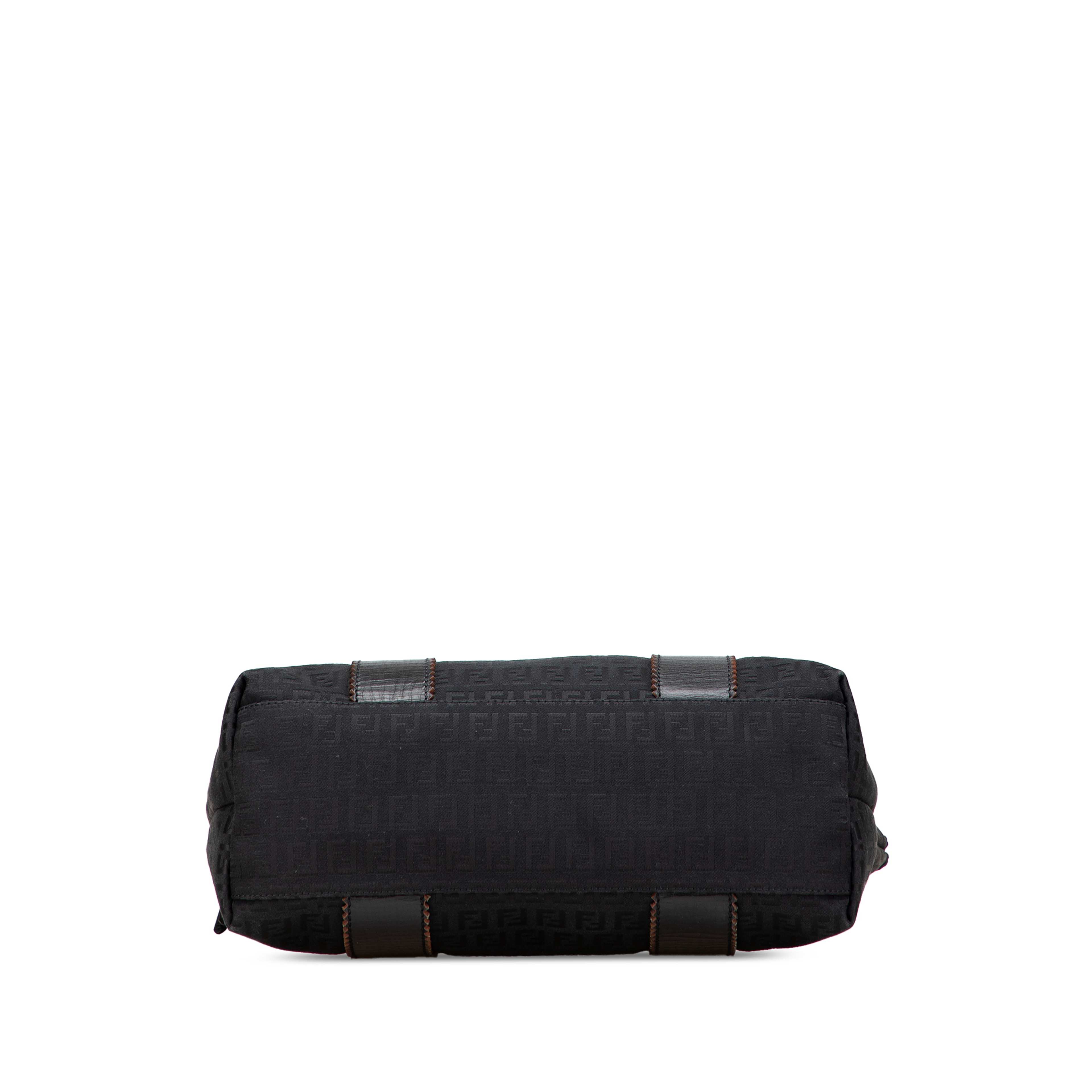 Fendi Zucchino Canvas Tote, från Luxclusif, i färgen black. Klicka för att öppna bilden i stort format