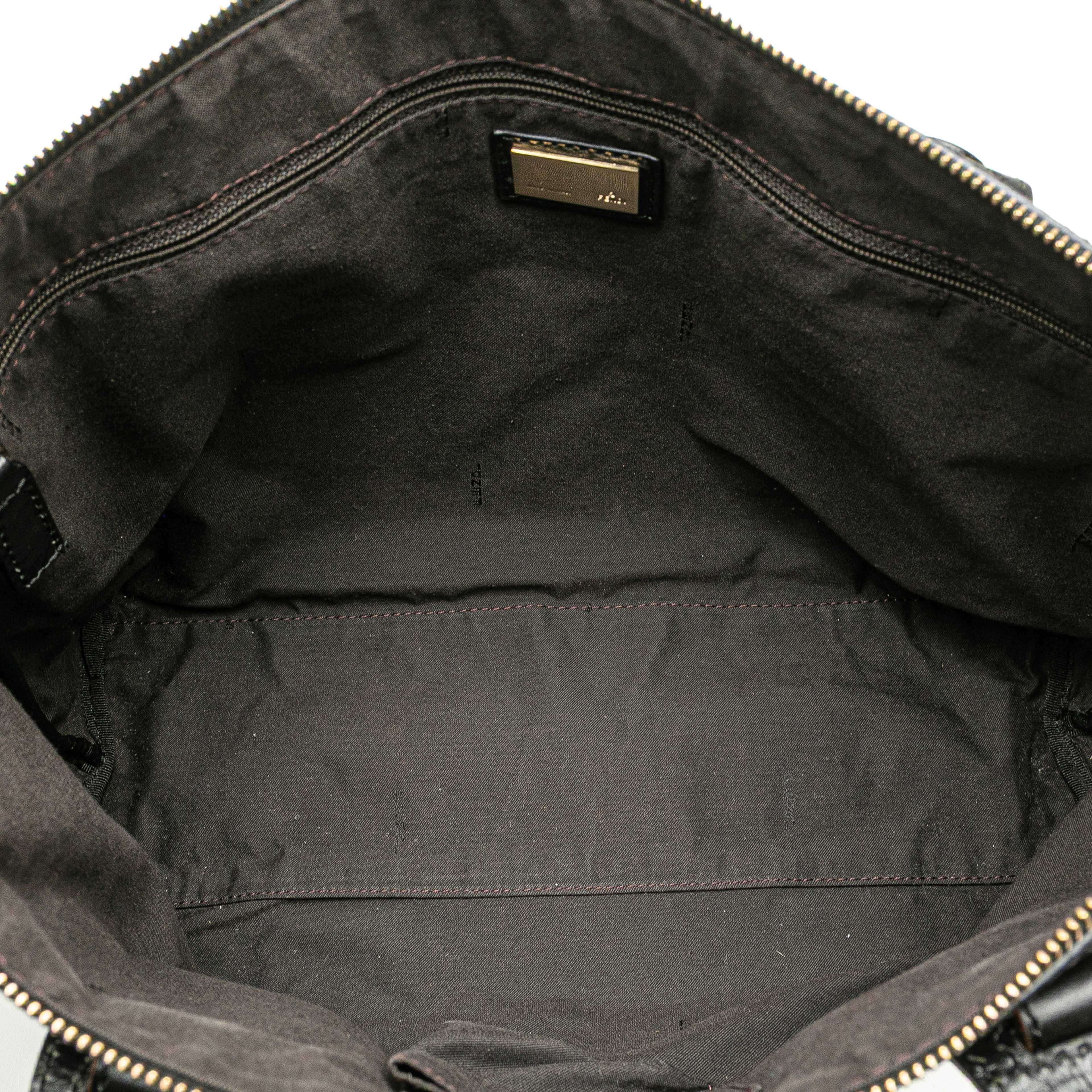 Fendi Zucchino Canvas Tote, från Luxclusif, i färgen black. Klicka för att öppna bilden i stort format