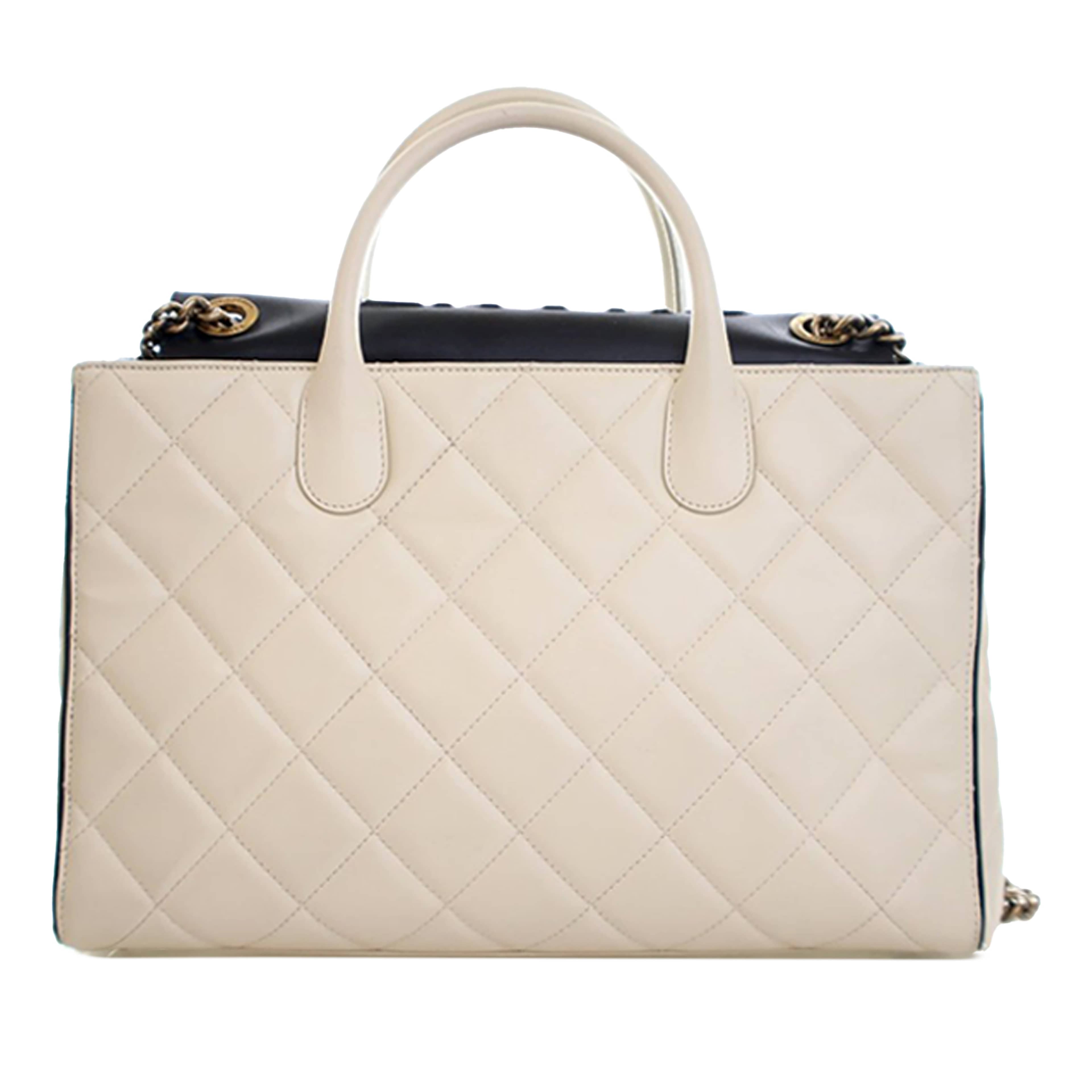 Chanel Cc Quilted Calfskin Portobello Tote, från Luxclusif, i färgen ivory. Klicka för att öppna bilden i stort format
