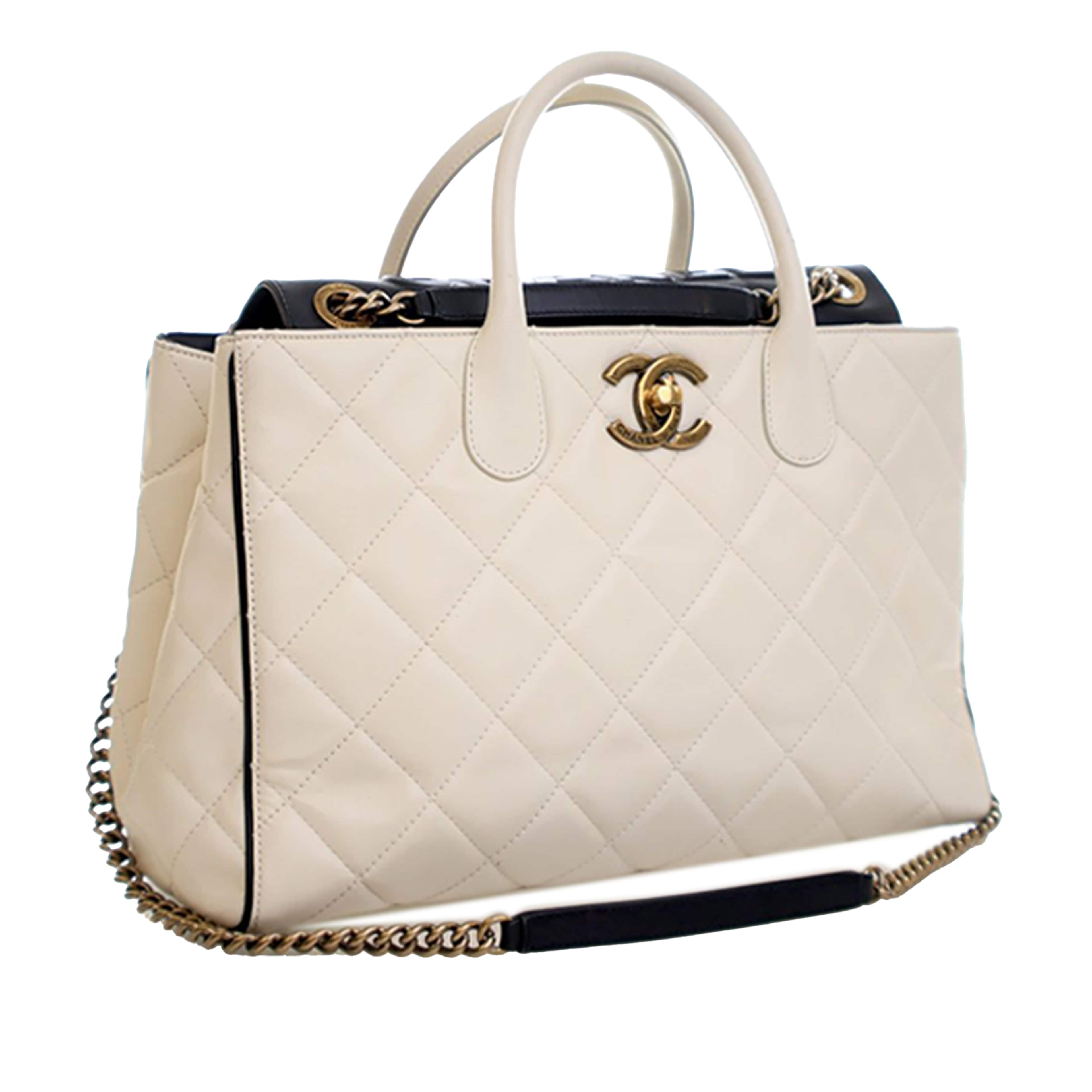 Chanel Cc Quilted Calfskin Portobello Tote, från Luxclusif, i färgen ivory. Klicka för att öppna bilden i stort format
