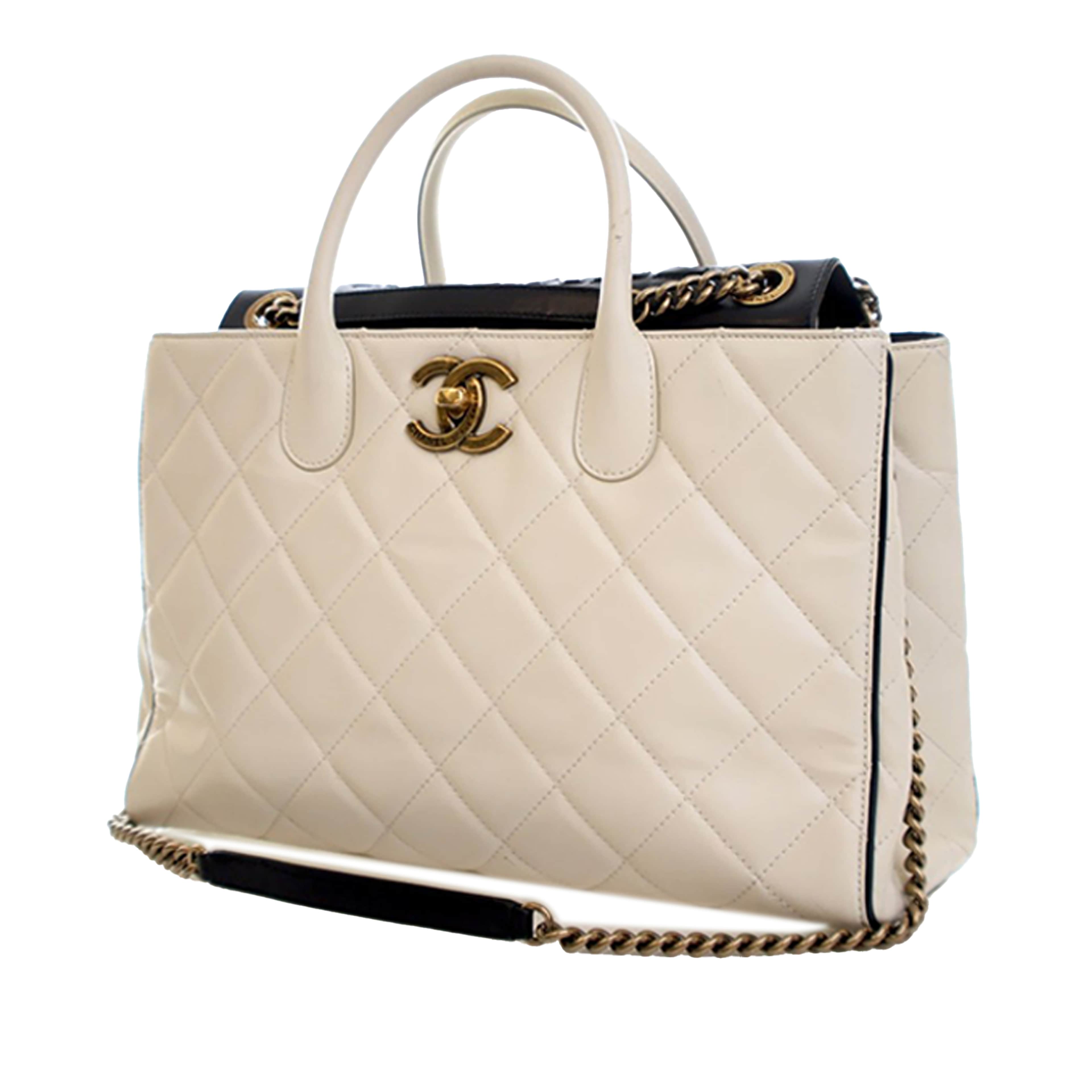 Chanel Cc Quilted Calfskin Portobello Tote, från Luxclusif, i färgen ivory. Klicka för att öppna bilden i stort format