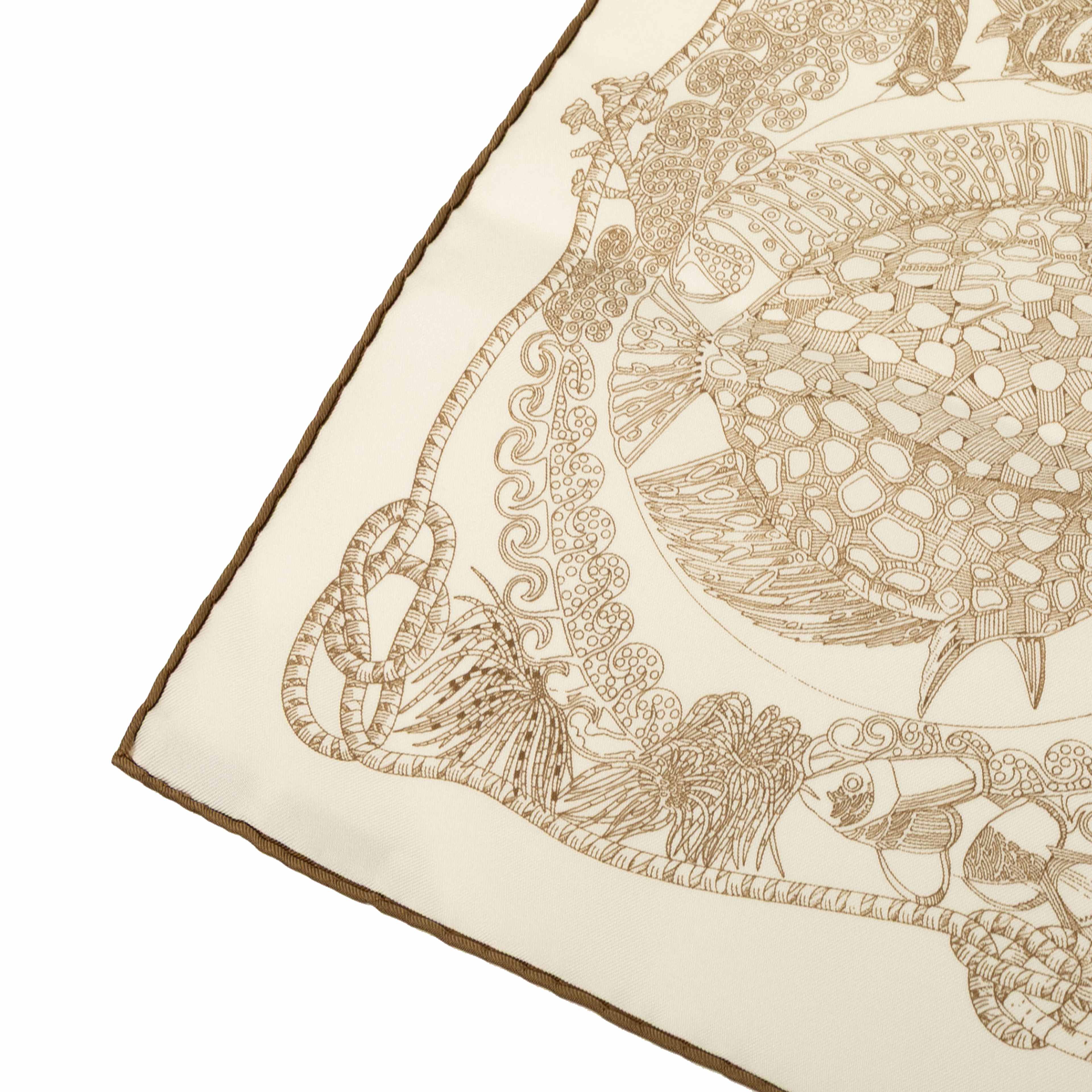 Hermès Grands Fonds Silk Handkerchief, från Luxclusif, i färgen light beige. Klicka för att öppna bilden i stort format