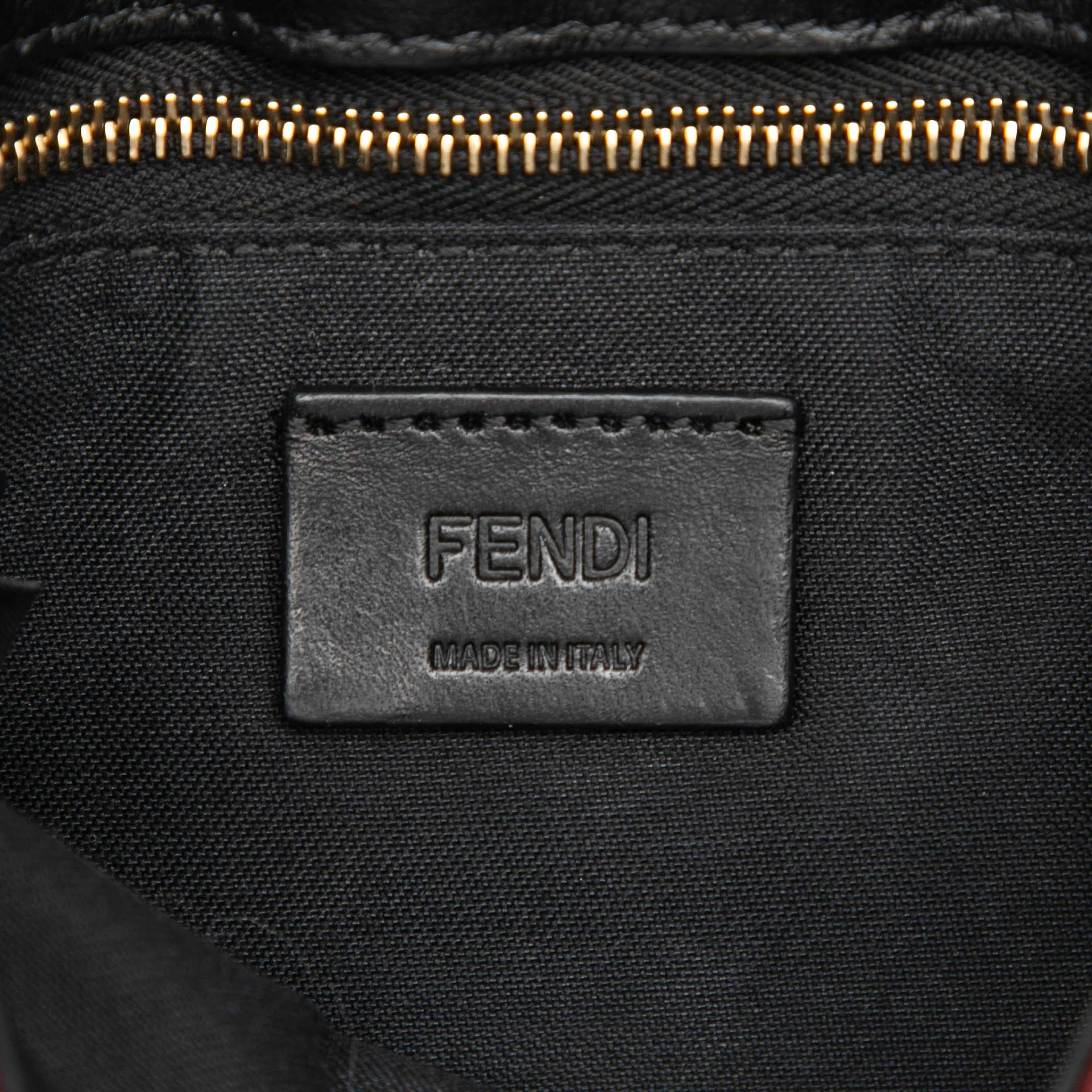 Fendi Zucca Canvas Convertible Baguette Pouch, från Luxclusif, i färgen röd. Klicka för att öppna bilden i stort format