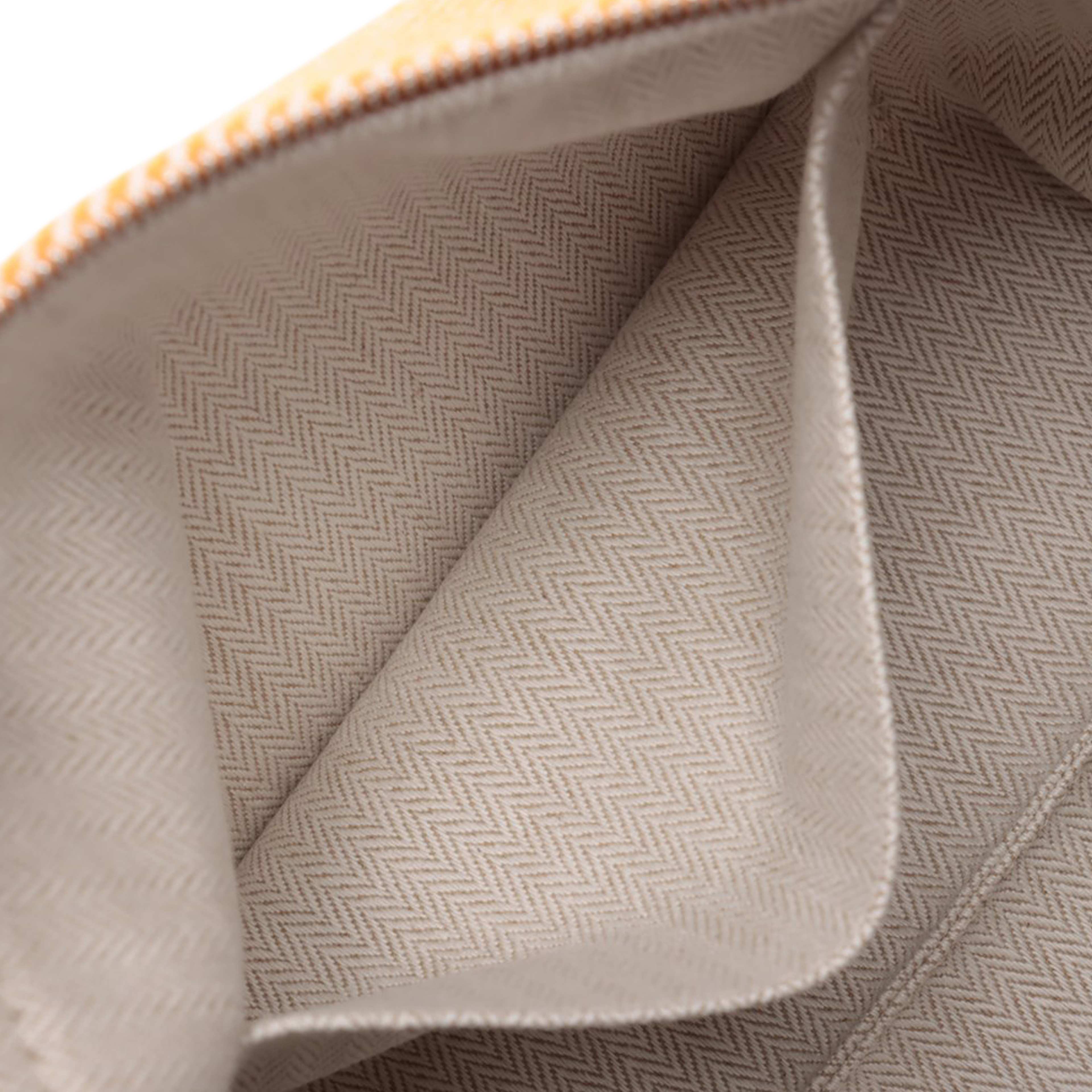 Hermès Small Wool Bride A Brac Au Carre Case, från Luxclusif, i färgen light orange. Klicka för att öppna bilden i stort format