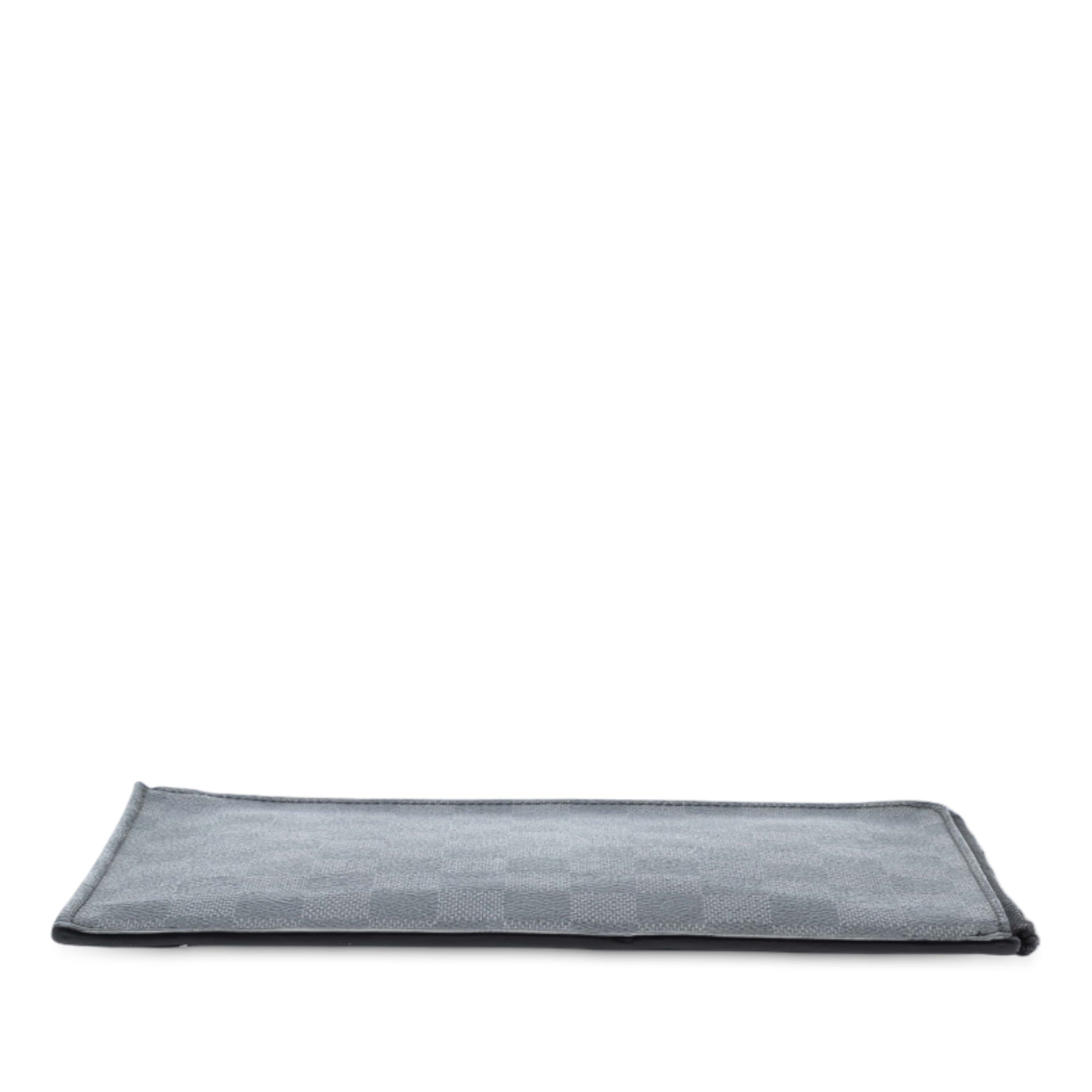 Louis Vuitton Damier Graphite Pochette Jour Pm, från Luxclusif, i färgen black. Klicka för att öppna bilden i stort format