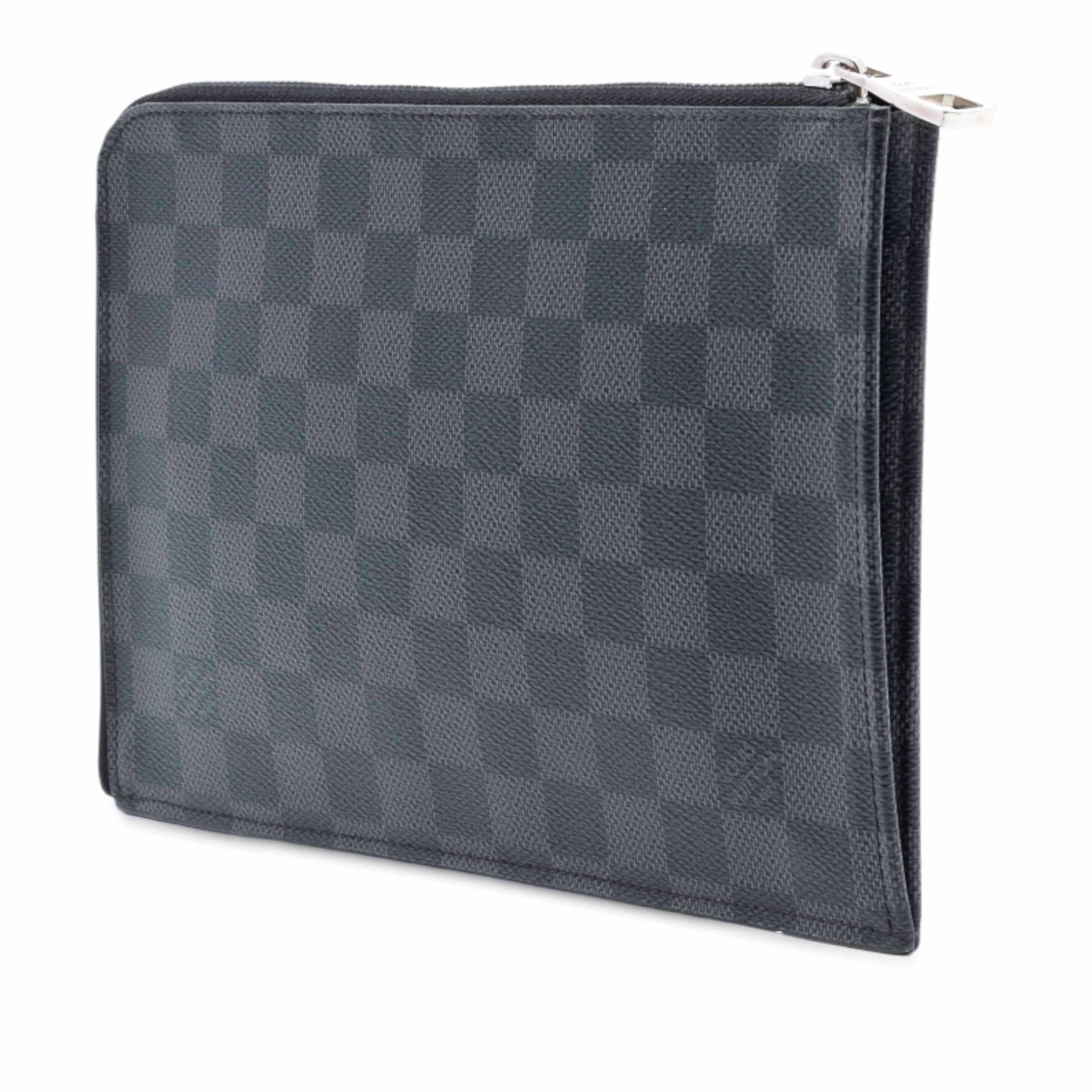 Louis Vuitton Damier Graphite Pochette Jour Pm, från Luxclusif, i färgen black. Klicka för att öppna bilden i stort format