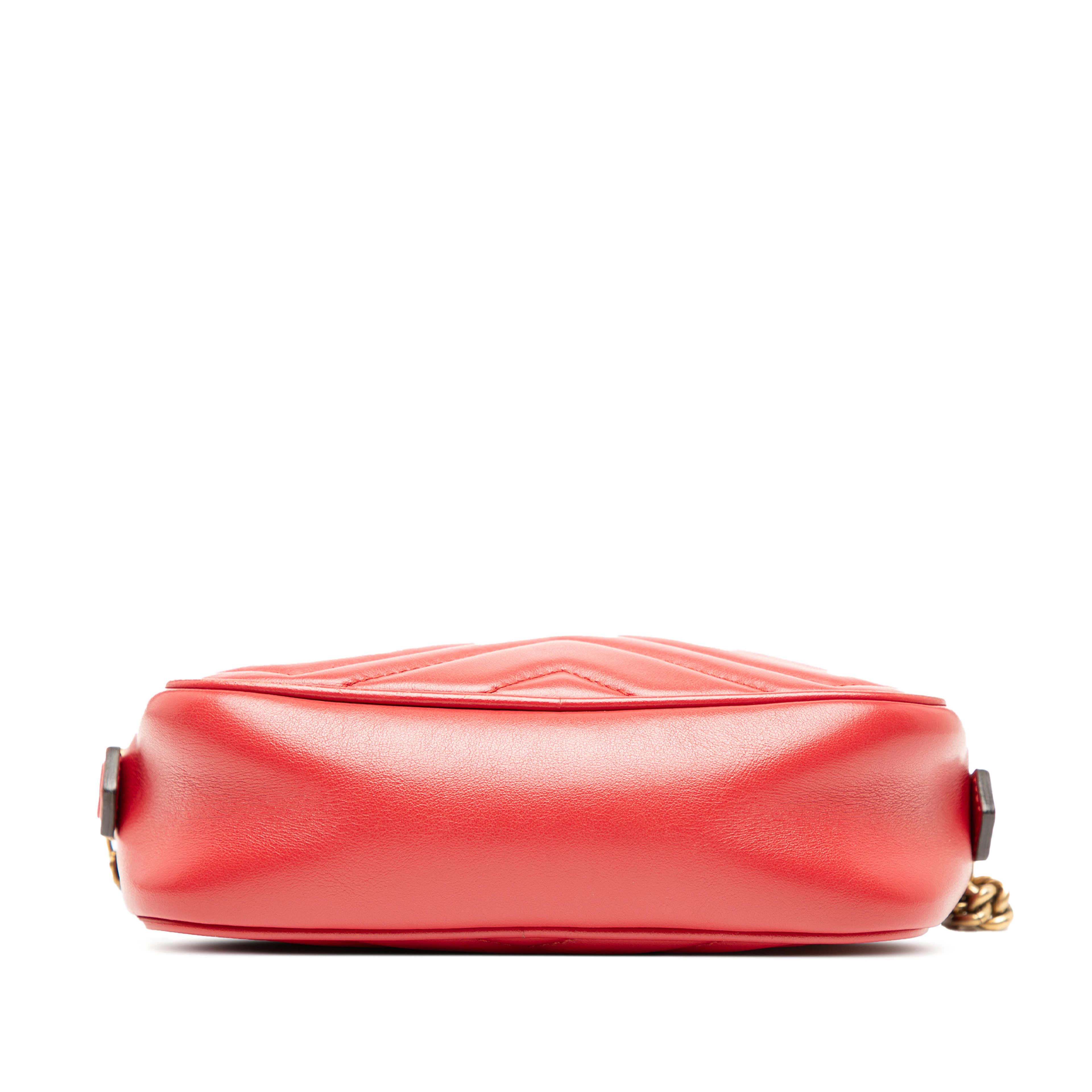 Gucci Mini Gg Marmont Matelasse Leather Crossbody, från Luxclusif, i färgen röd. Klicka för att öppna bilden i stort format