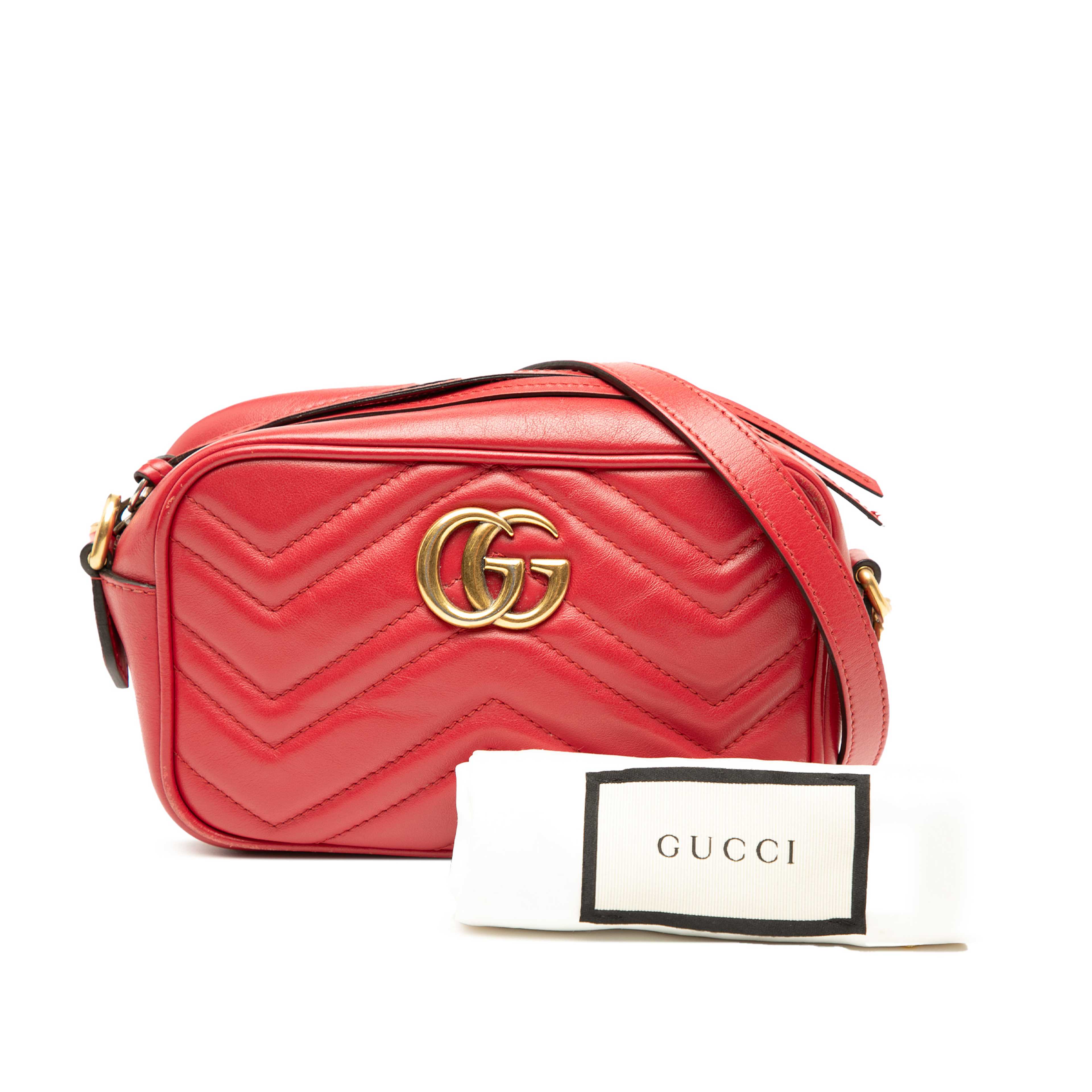 Gucci Mini Gg Marmont Matelasse Leather Crossbody, från Luxclusif, i färgen röd. Klicka för att öppna bilden i stort format