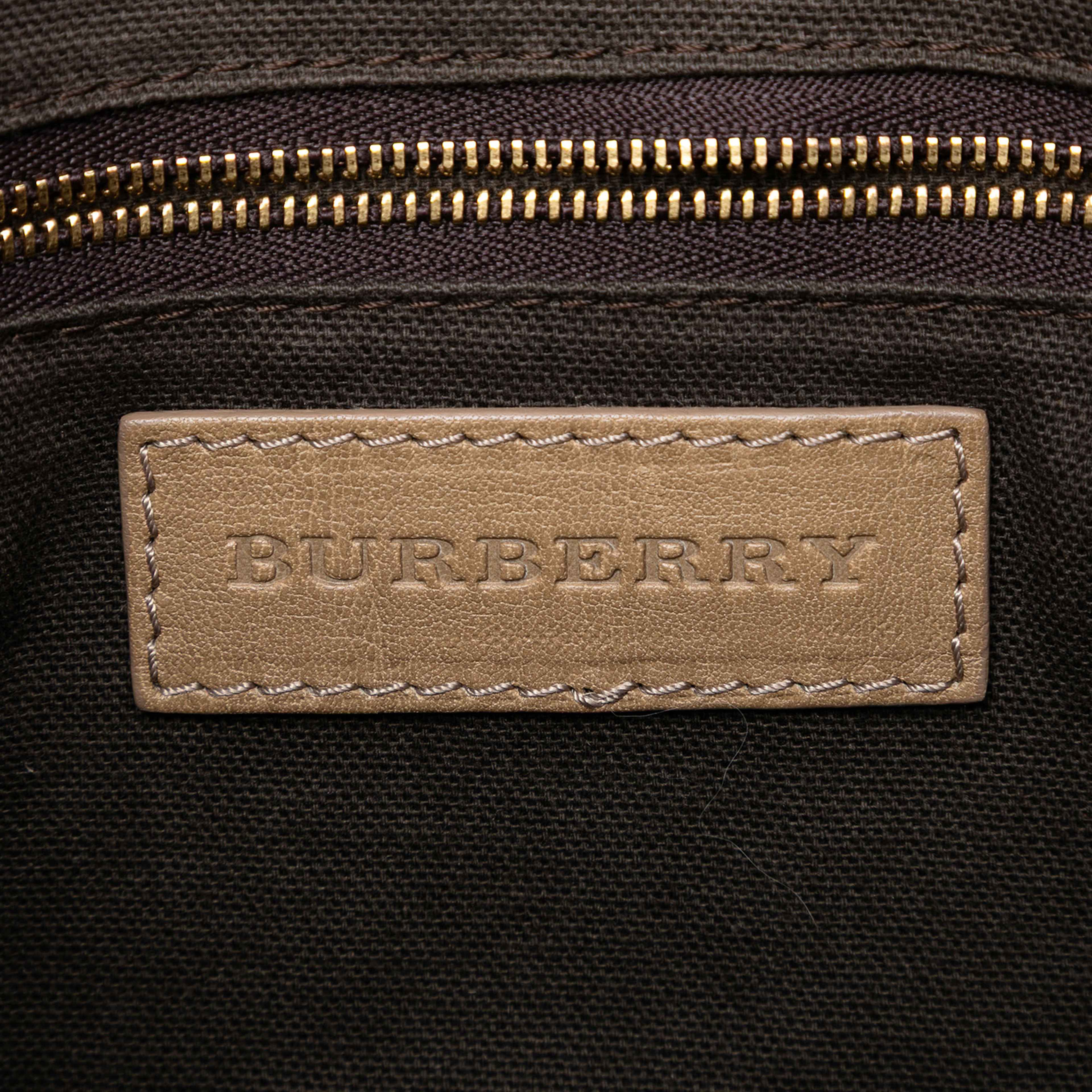 Burberry Smoke Check Coated Canvas Bartow Hobo, från Luxclusif, i färgen gray. Klicka för att öppna bilden i stort format