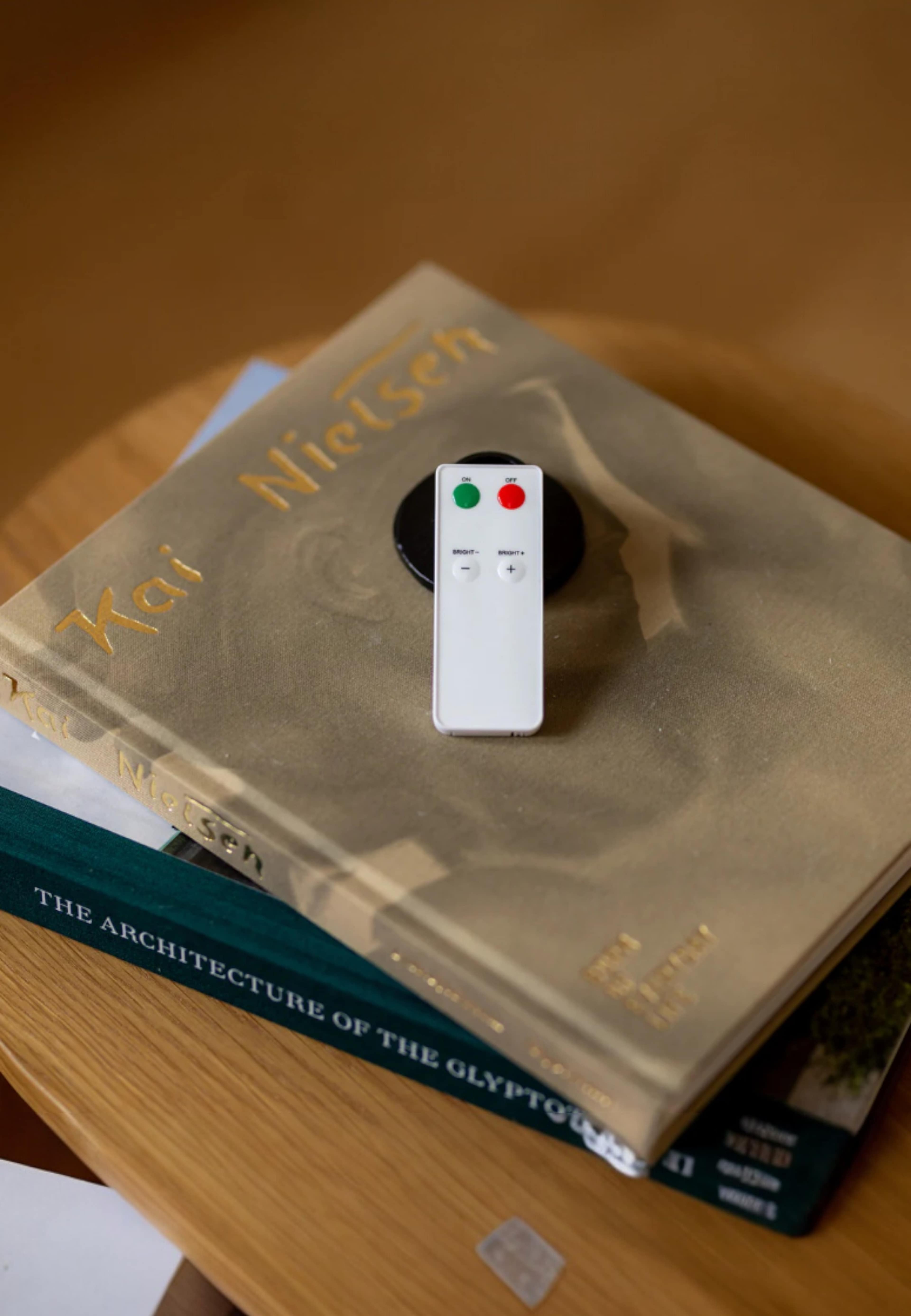 Fjärrkontroll För Mia, Asta Och Ida Led-ljusbollar Och Lampor, från Led Nordic, i färgen vit. Klicka för att öppna bilden i stort format