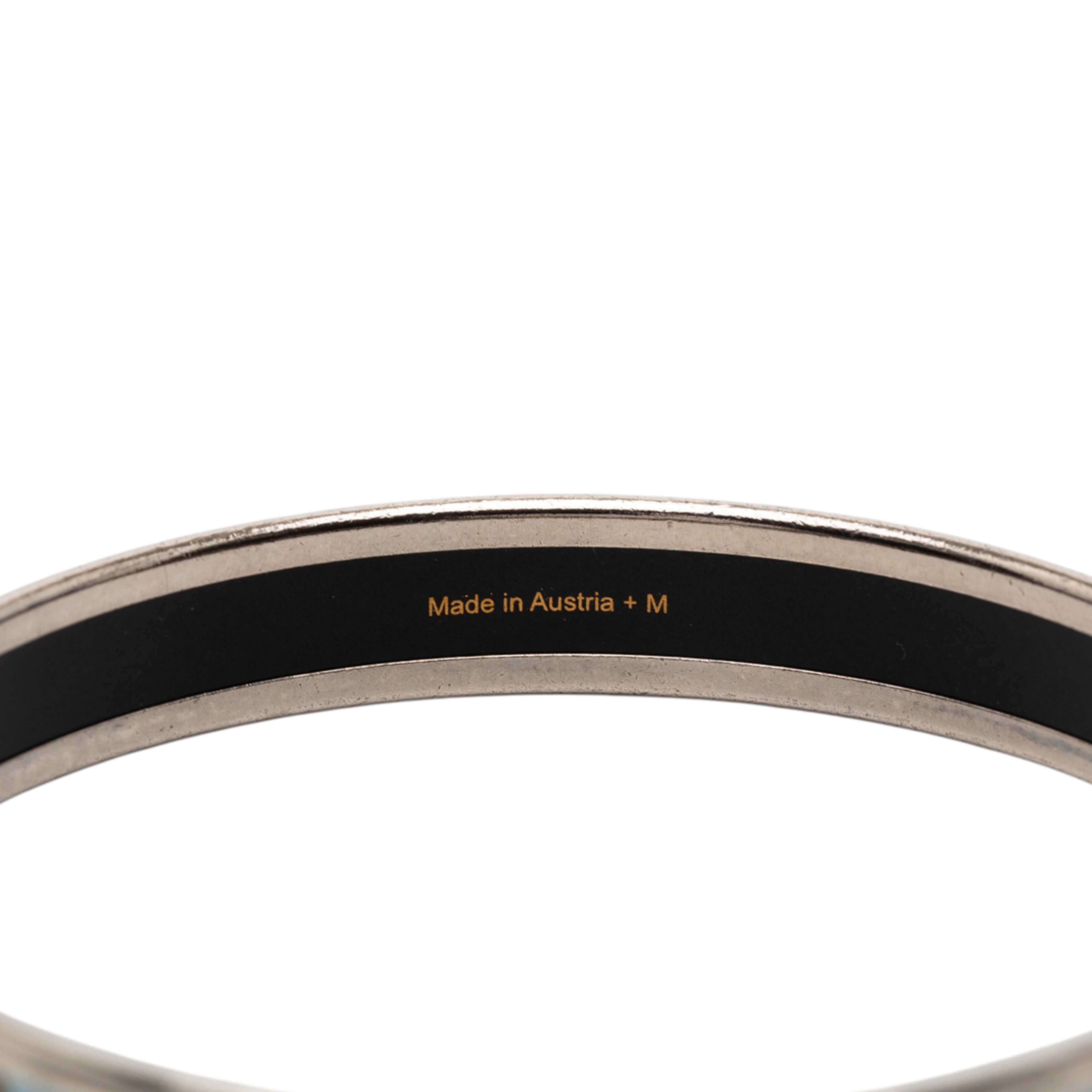 Hermès Narrow Grand Apparat Enamel Bangle 65, från Luxclusif, i färgen light blue. Klicka för att öppna bilden i stort format