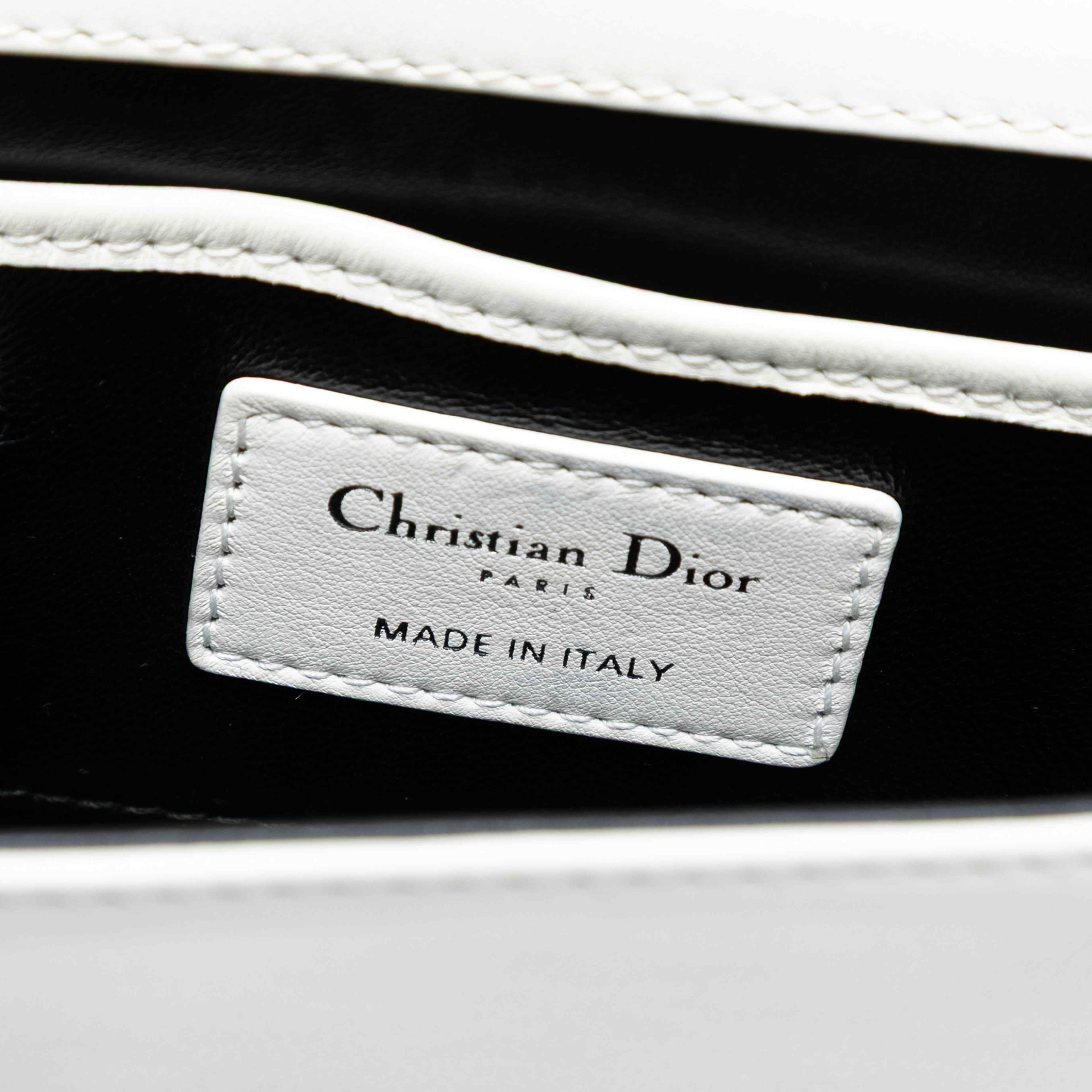 Dior Leather Patch Embellished Clutch On Chain, från Luxclusif, i färgen white. Klicka för att öppna bilden i stort format