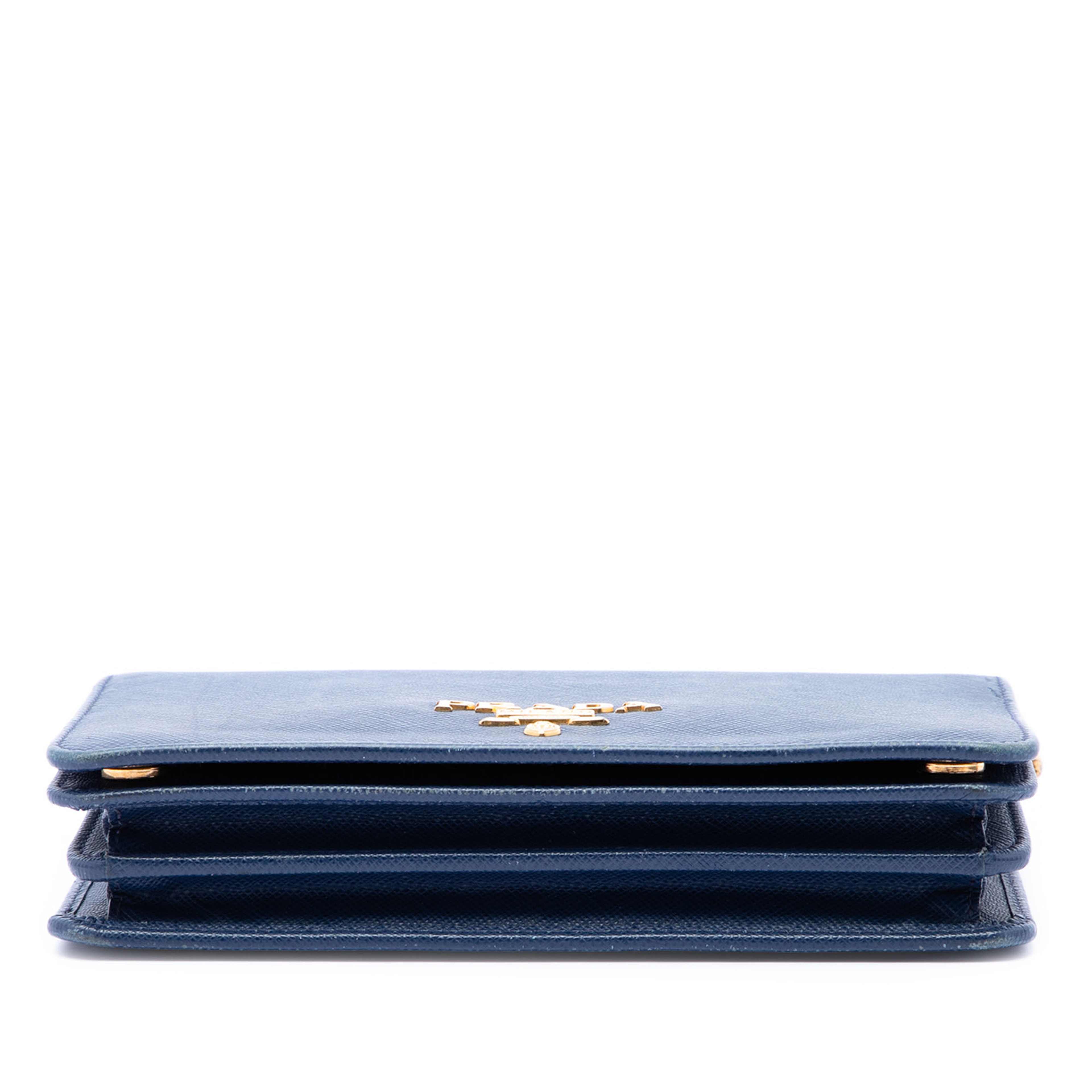 Prada Saffiano Lux Wallet On Chain, från Luxclusif, i färgen blå. Klicka för att öppna bilden i stort format