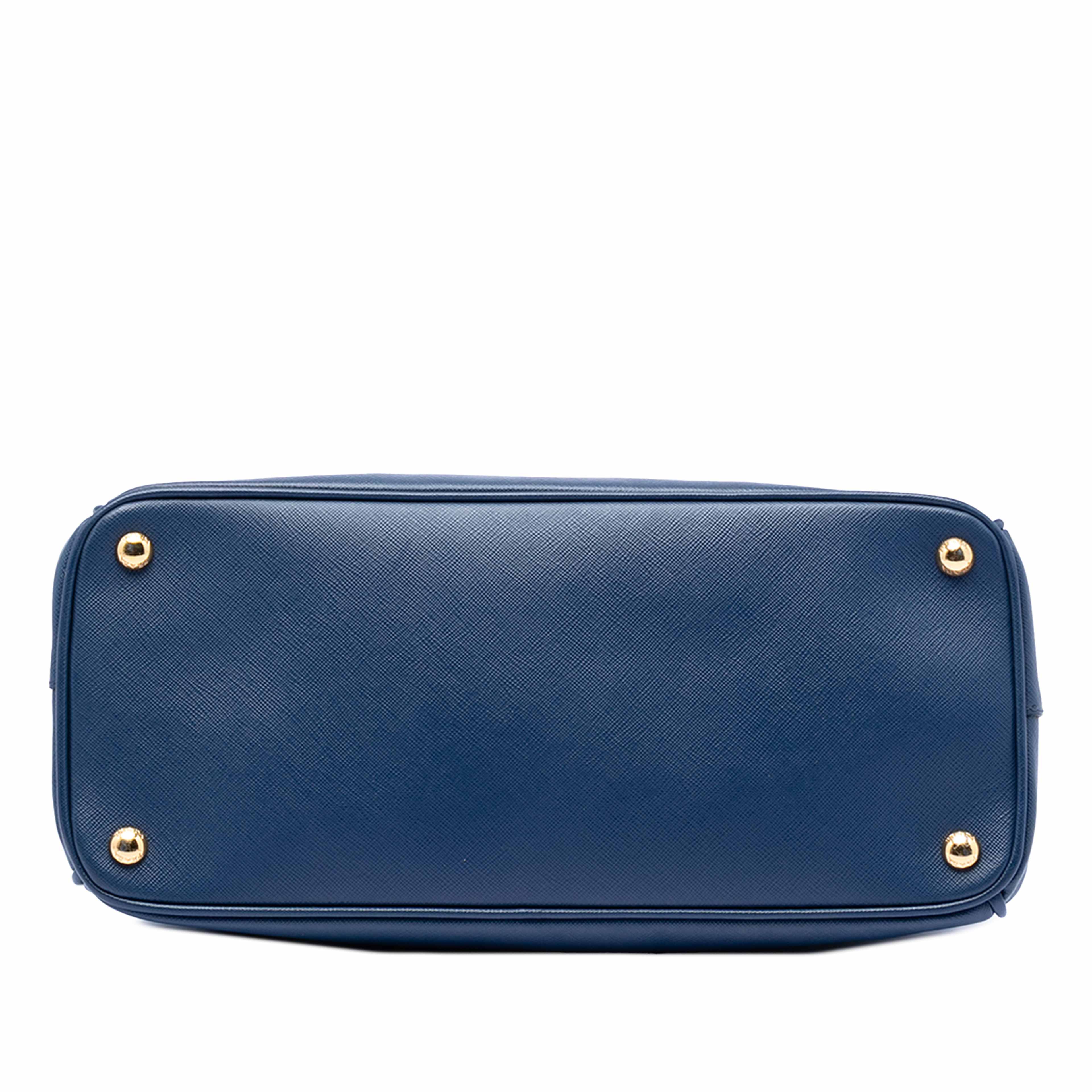 Prada Medium Saffiano Lux Galleria Double Zip Satchel, från Luxclusif, i färgen dark blue. Klicka för att öppna bilden i stort format