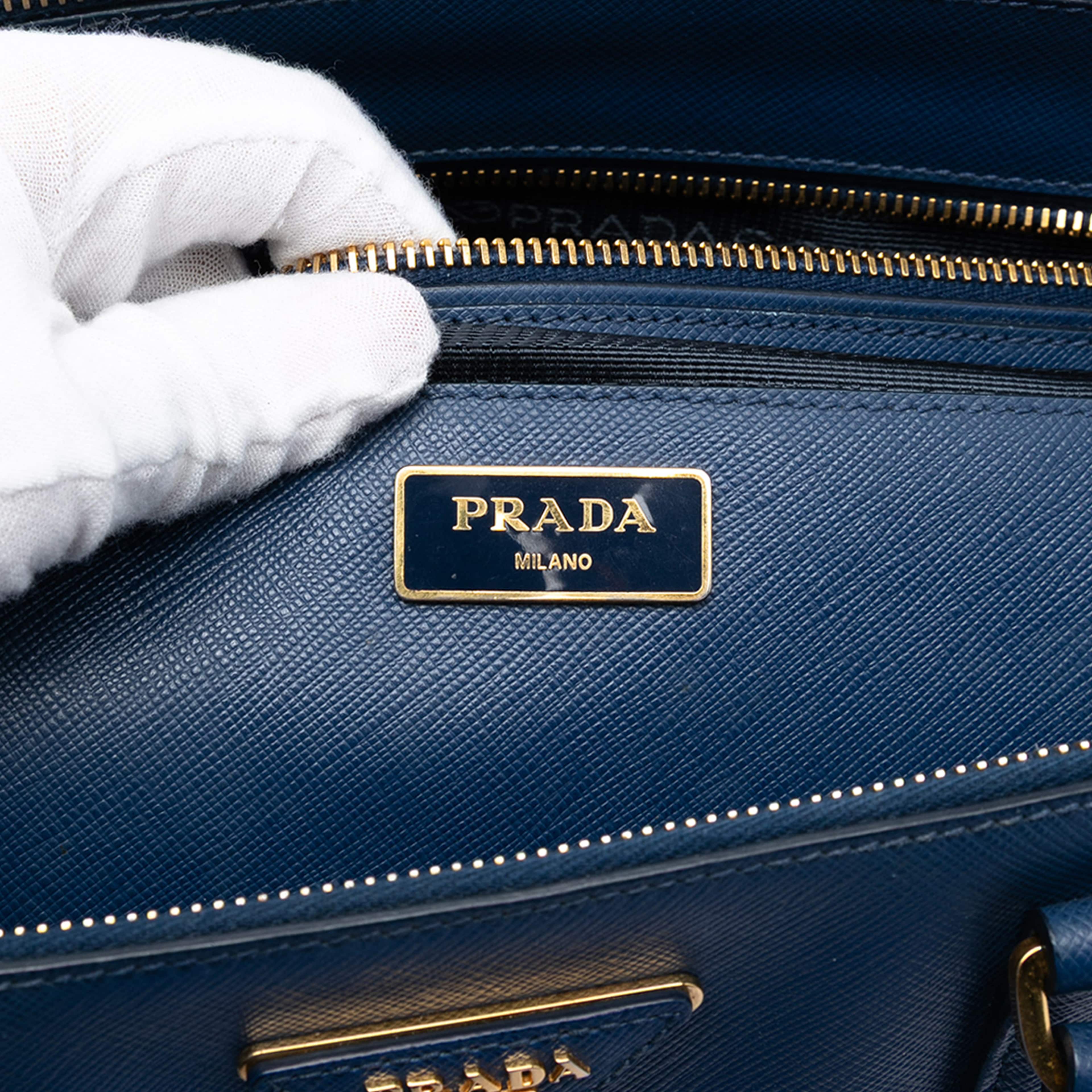Prada Medium Saffiano Lux Galleria Double Zip Satchel, från Luxclusif, i färgen dark blue. Klicka för att öppna bilden i stort format