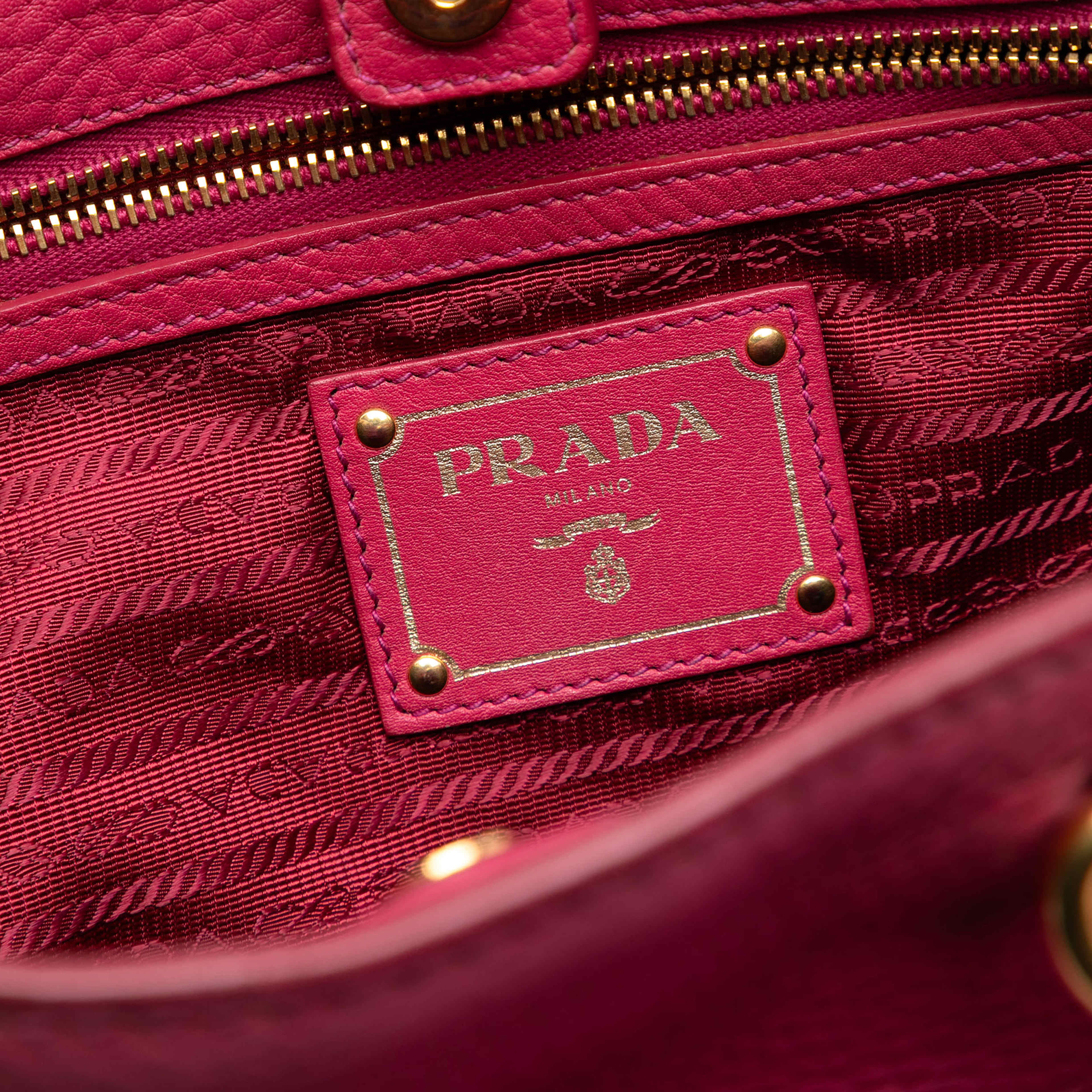 Prada Vitello Daino Embossed Canapa Logo Open Convertible Tote, från Luxclusif, i färgen dark pink. Klicka för att öppna bilden i stort format