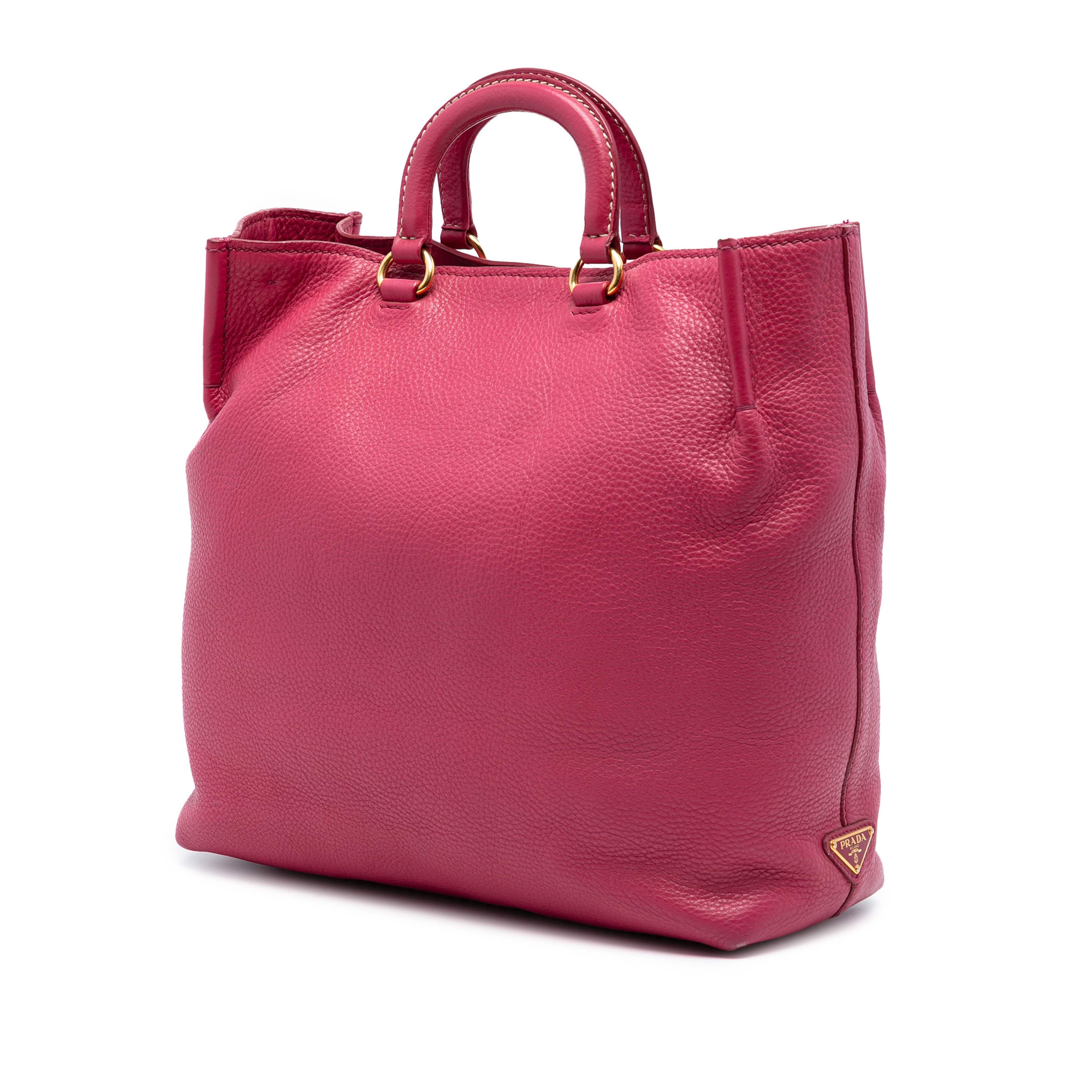Prada Vitello Daino Embossed Canapa Logo Open Convertible Tote, från Luxclusif, i färgen dark pink. Klicka för att öppna bilden i stort format