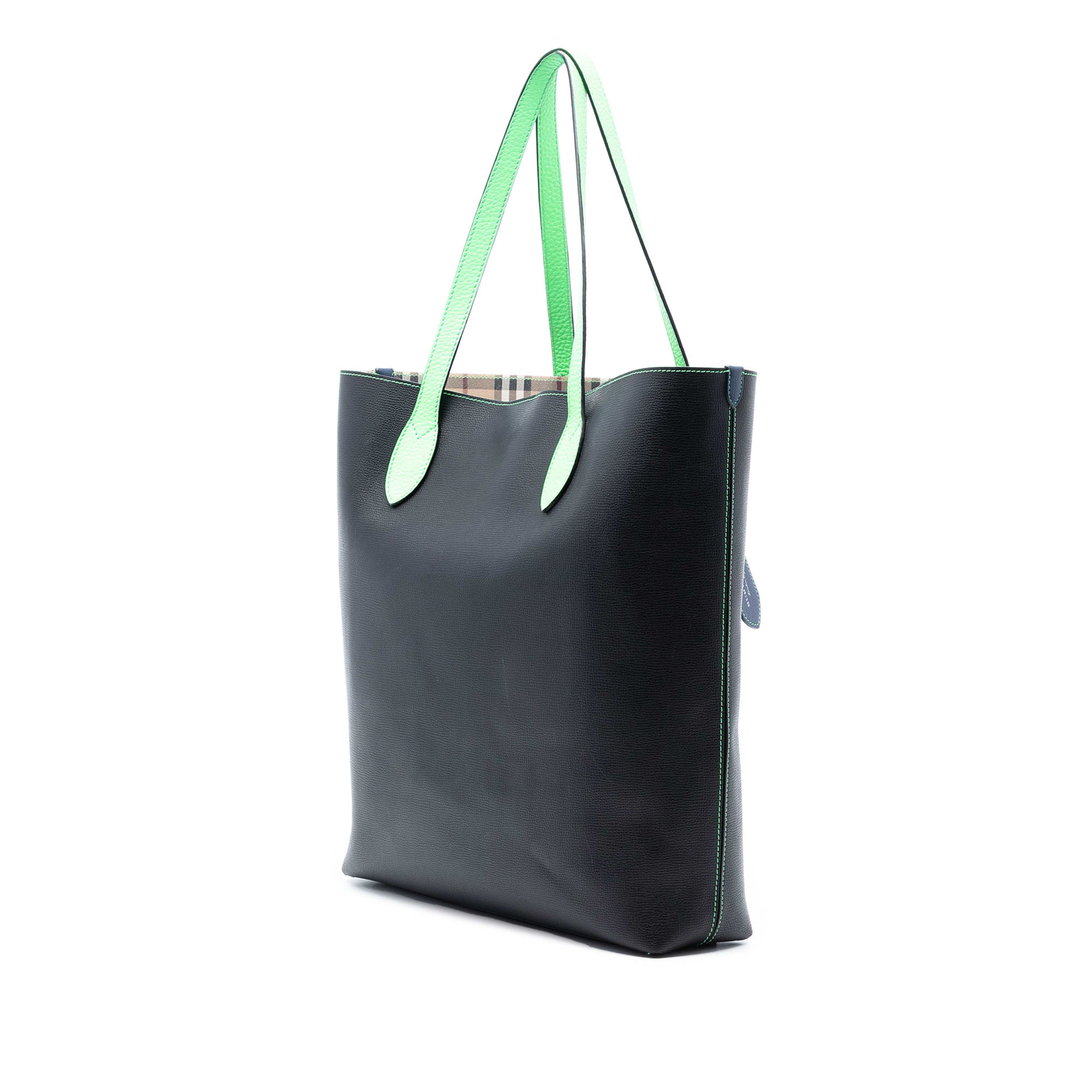 Burberry Grained Leather And Haymarket Check Coated Canvas Reversible North South Tote, från Luxclusif, i färgen black. Klicka för att öppna bilden i stort format