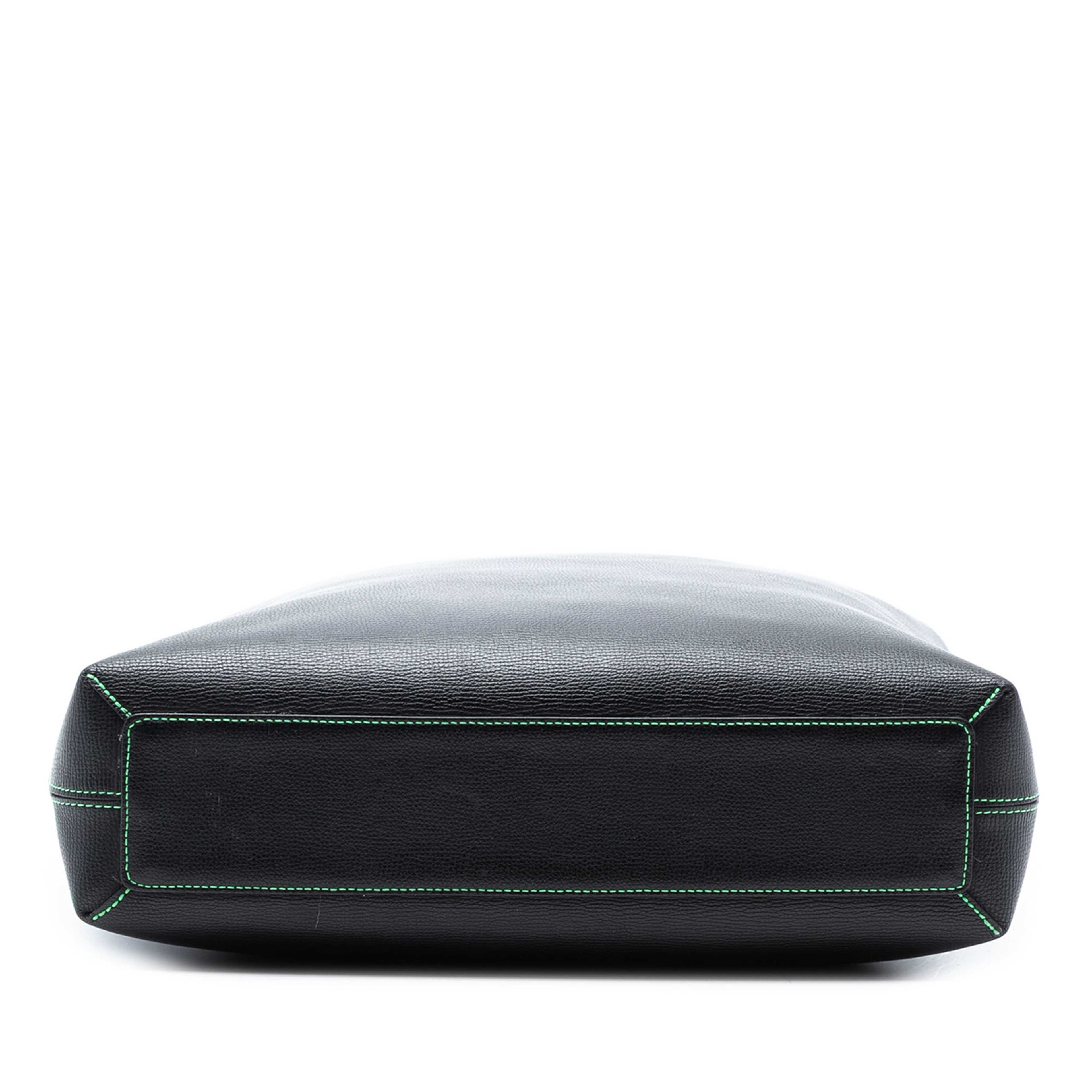 Burberry Grained Leather And Haymarket Check Coated Canvas Reversible North South Tote, från Luxclusif, i färgen black. Klicka för att öppna bilden i stort format