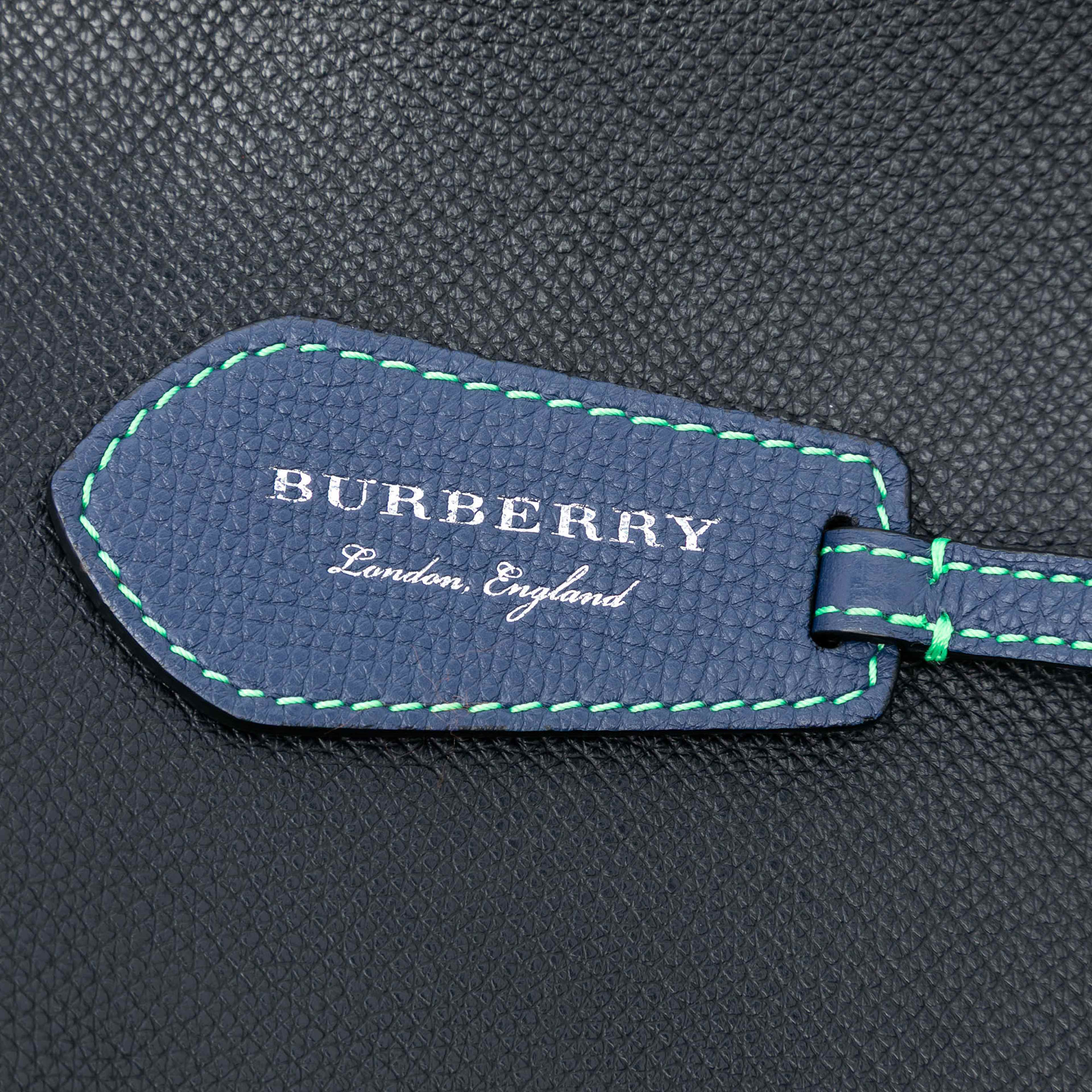 Burberry Grained Leather And Haymarket Check Coated Canvas Reversible North South Tote, från Luxclusif, i färgen svart. Klicka för att öppna bilden i stort format