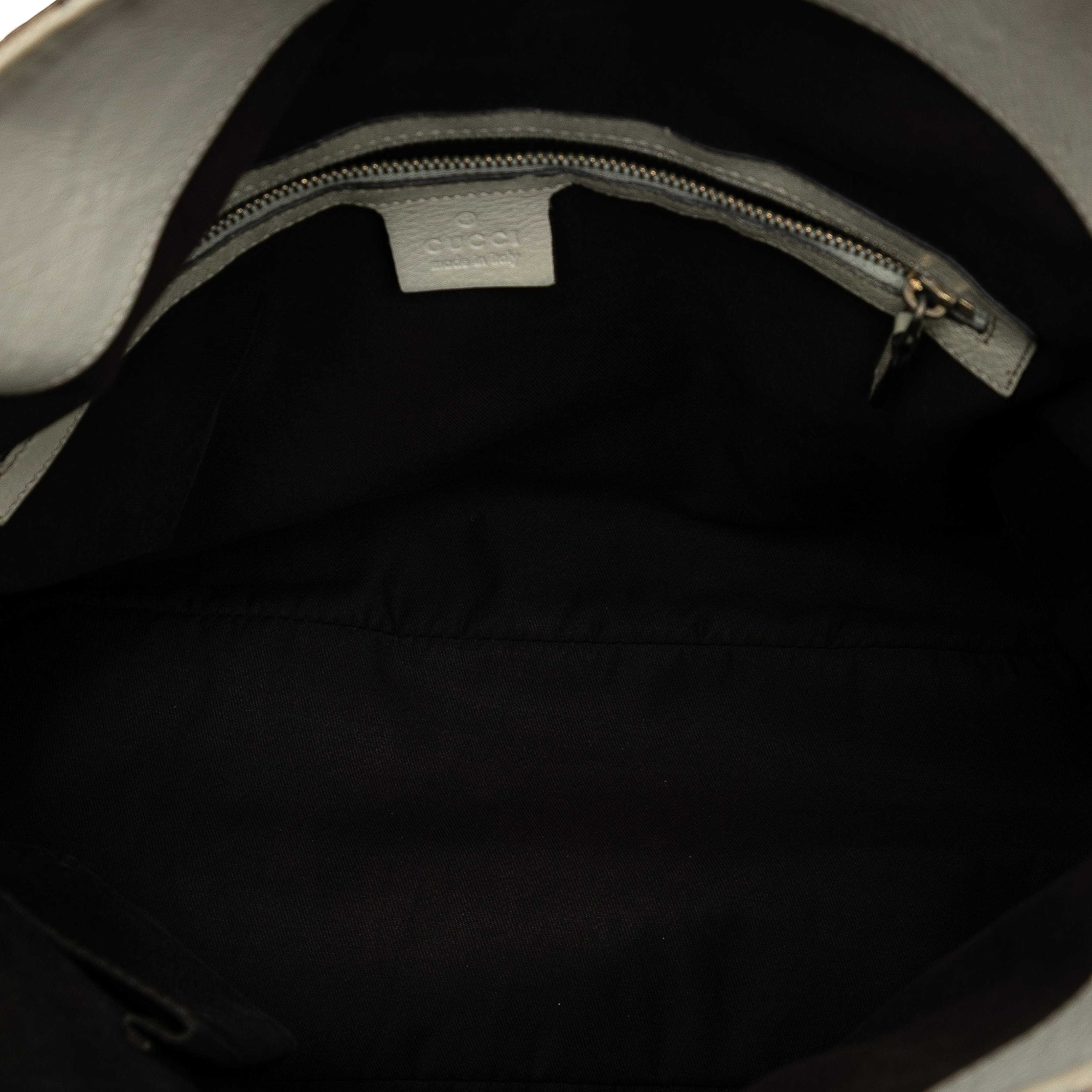 Gucci Gg Canvas Charlotte Hobo, från Luxclusif, i färgen beige. Klicka för att öppna bilden i stort format