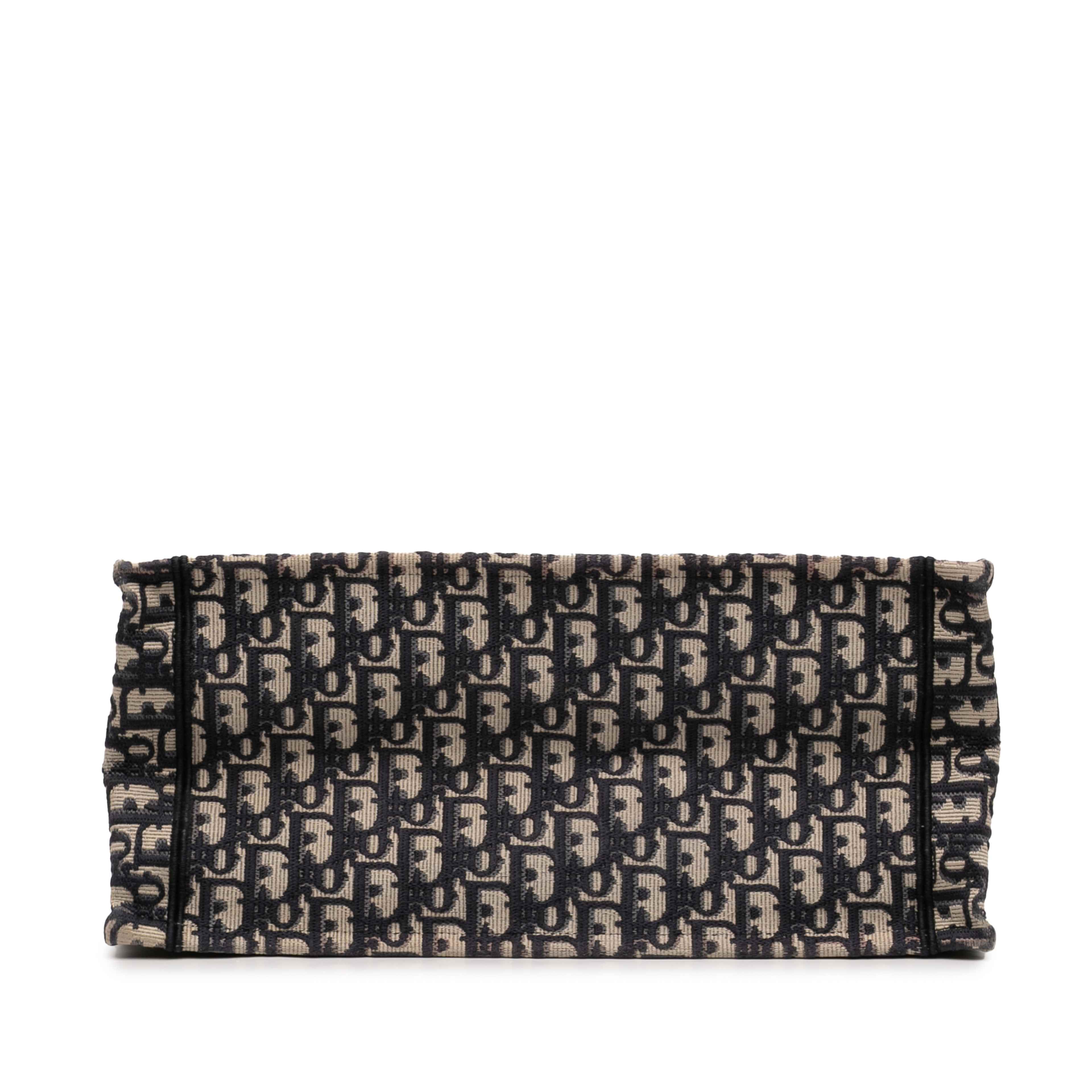 Dior Medium Oblique Embroidered Canvas Book Tote, från Luxclusif, i färgen navy. Klicka för att öppna bilden i stort format