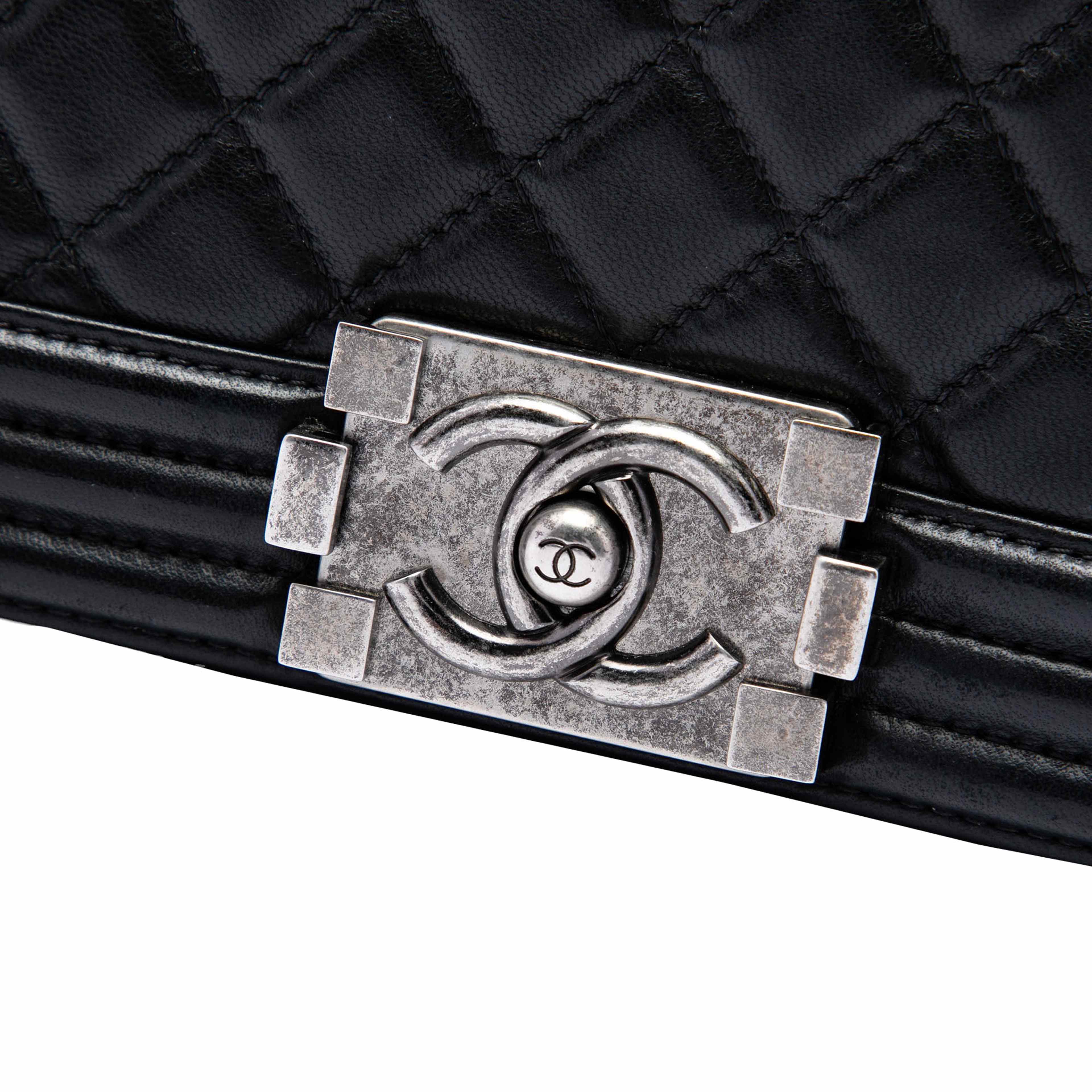 Chanel Old Medium Quilted Lambskin Boy Flap, från Luxclusif, i färgen svart. Klicka för att öppna bilden i stort format