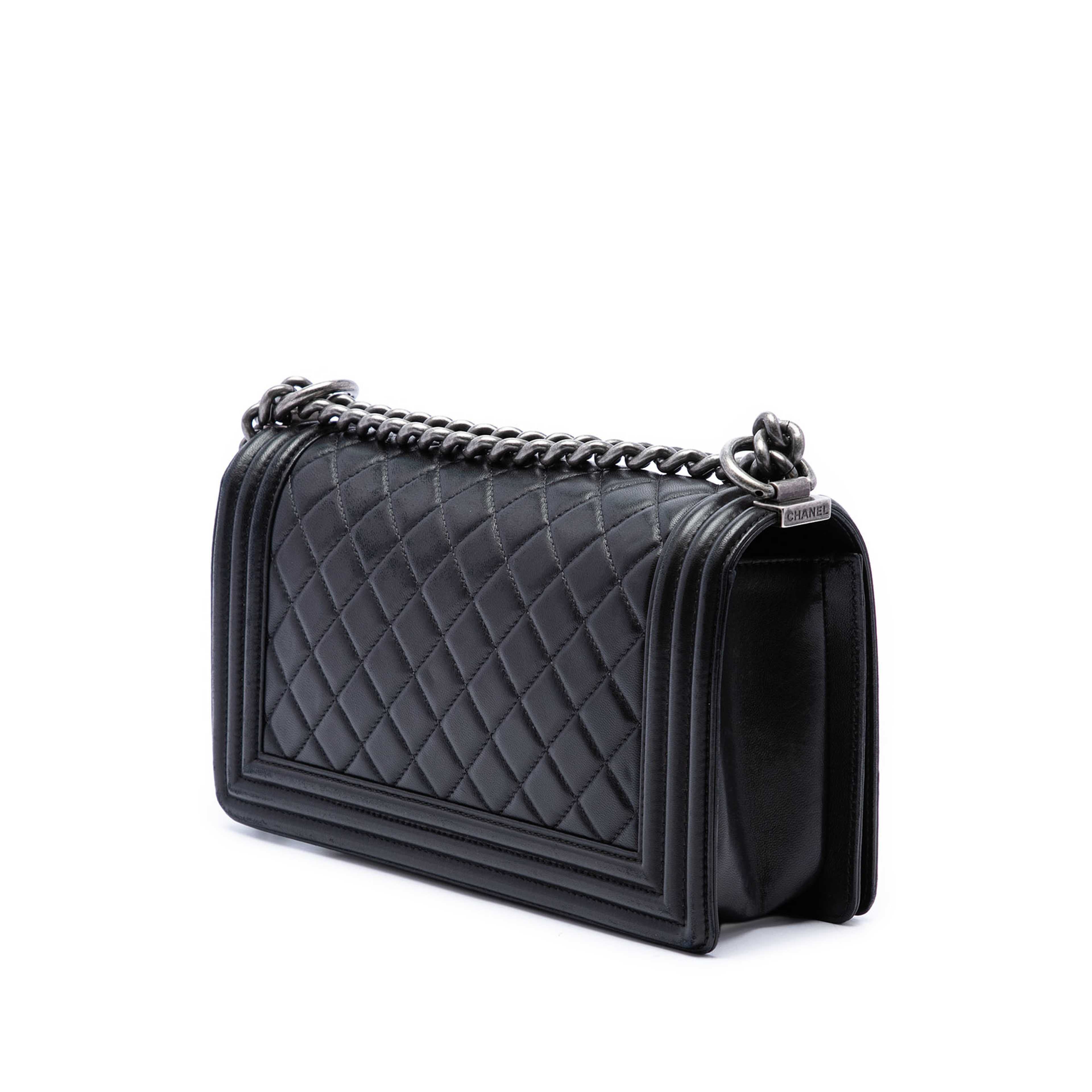 Chanel Old Medium Quilted Lambskin Boy Flap, från Luxclusif, i färgen svart. Klicka för att öppna bilden i stort format